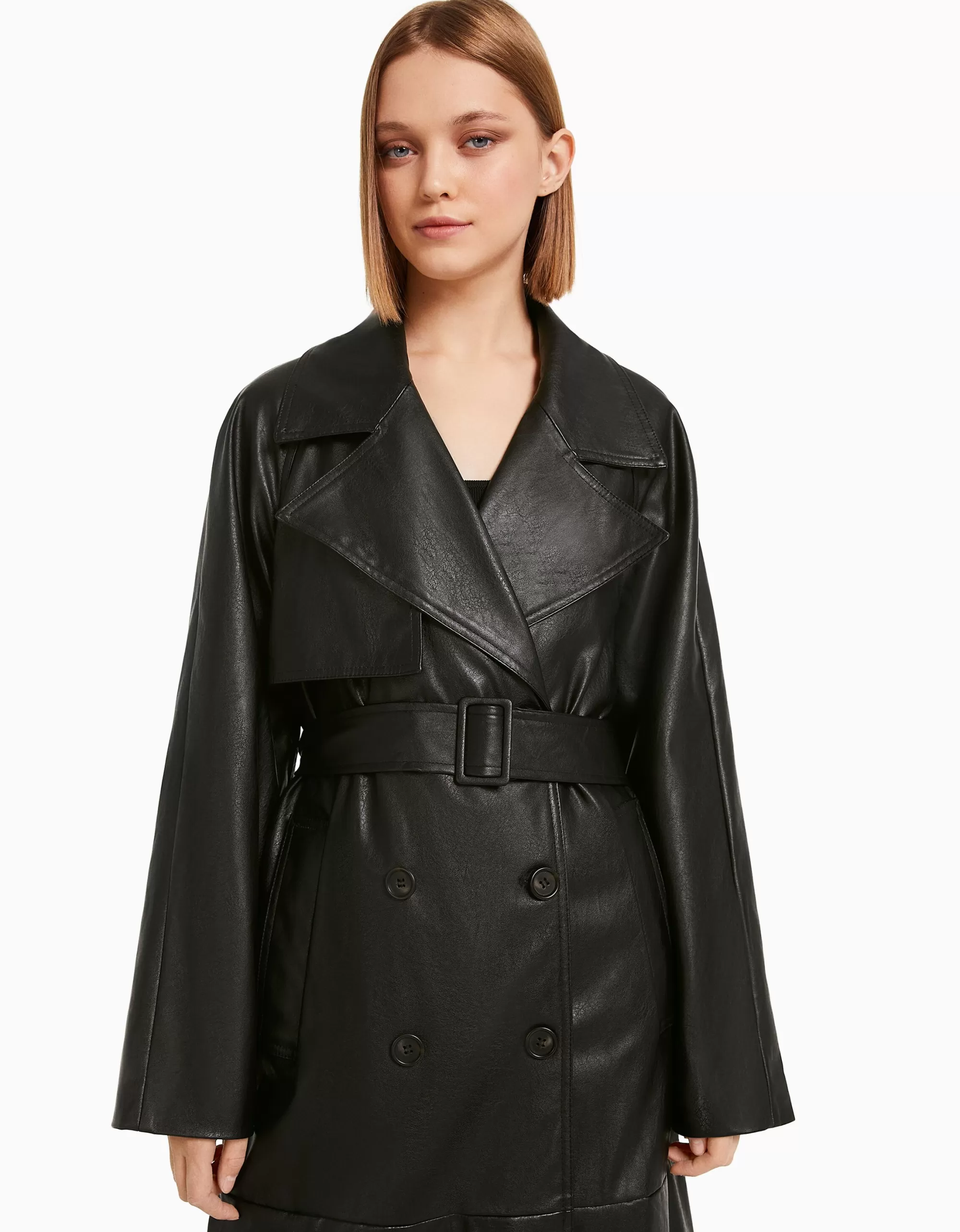 MUJER BERSHKA Abrigo trench efecto piel
