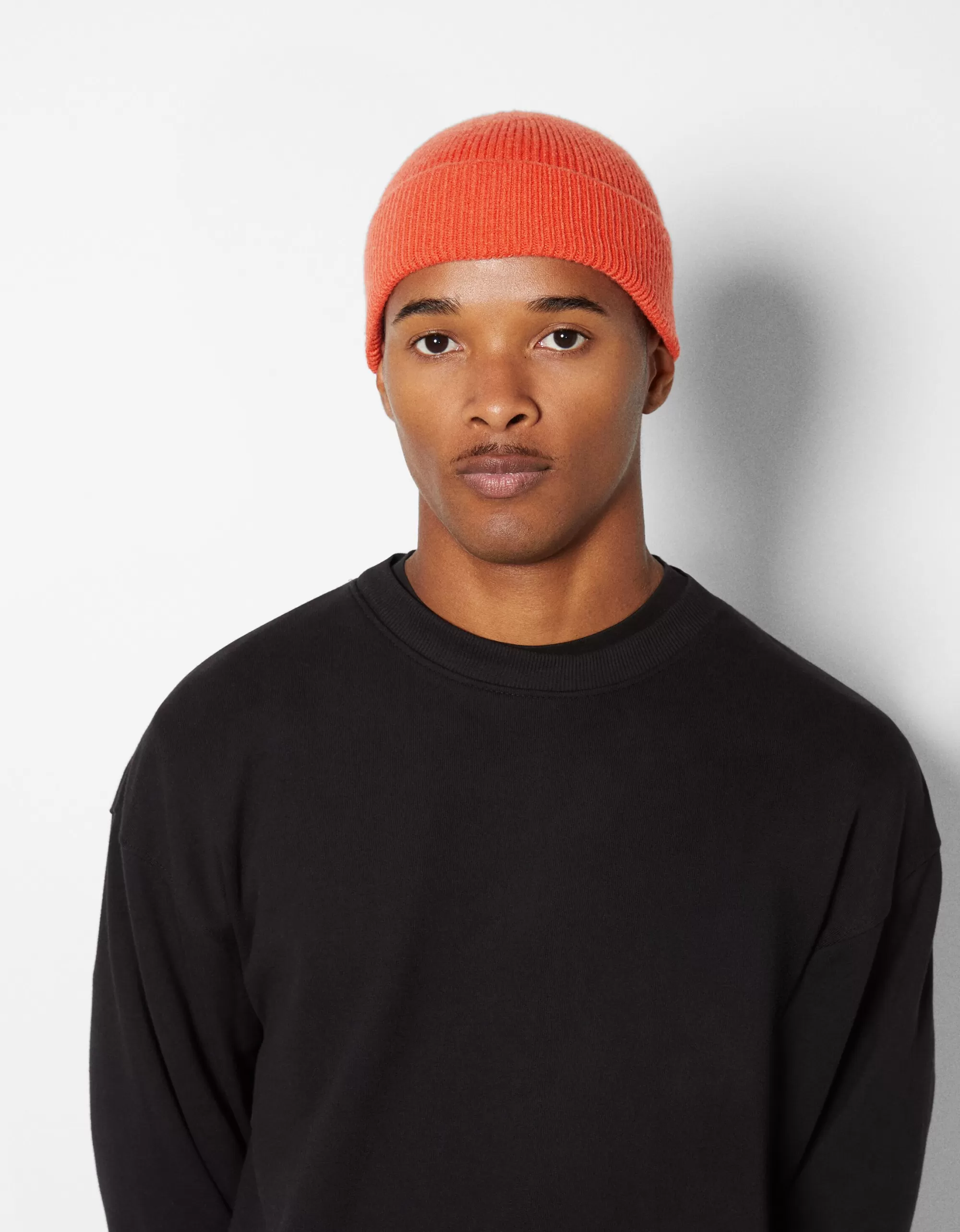 MUJER BERSHKA Beanie corto