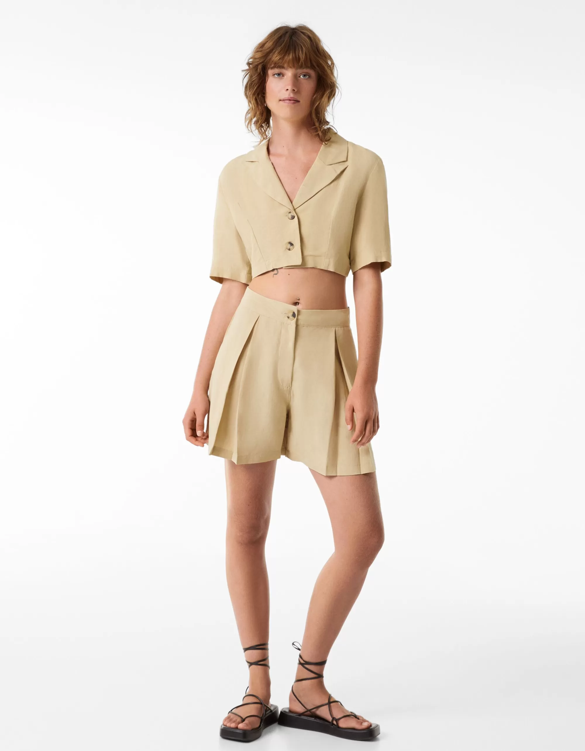 MUJER BERSHKA Blazer cropped manga corta