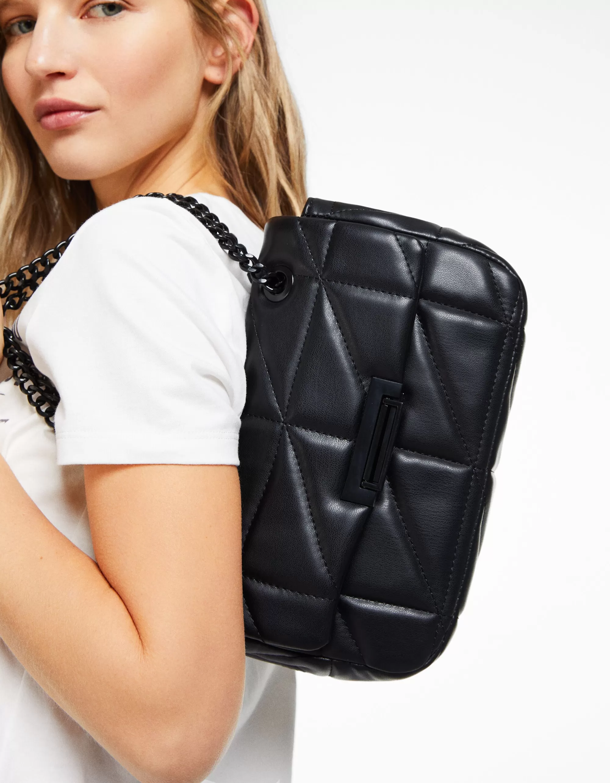 MUJER BERSHKA Bolso acolchado cadena