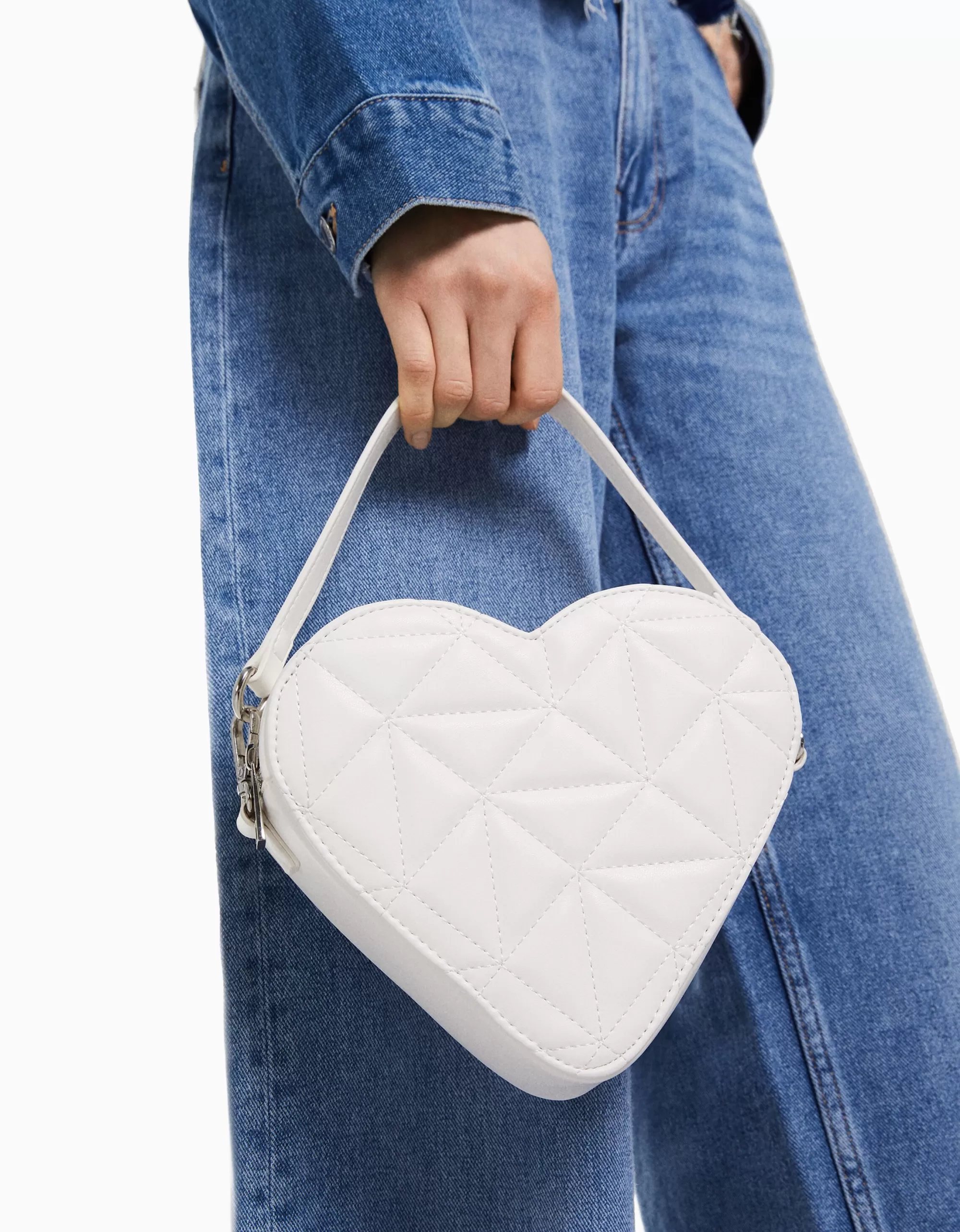 MUJER BERSHKA Bolso acolchado corazón asa ajustable