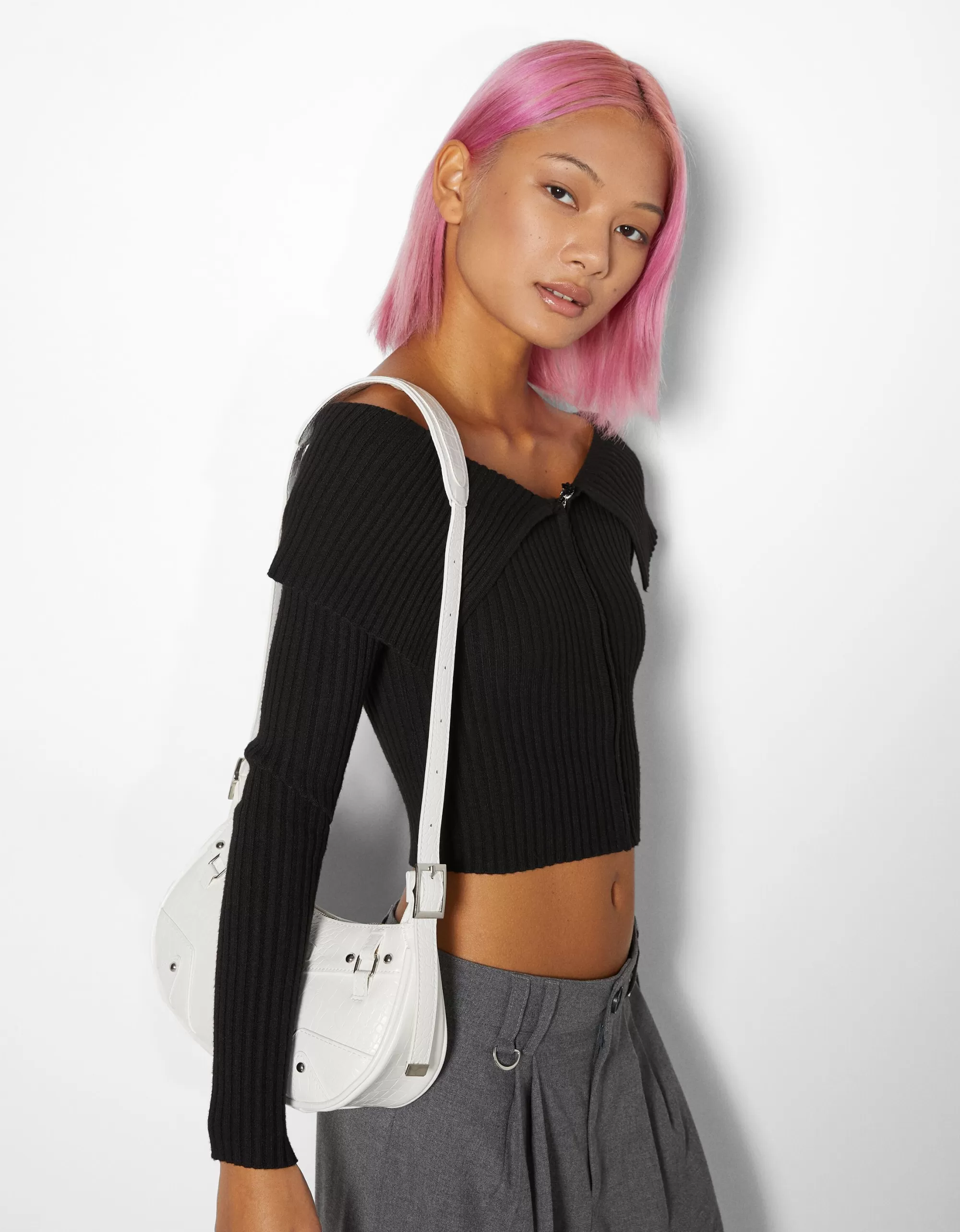 MUJER BERSHKA Bolso asa efecto piel tachas