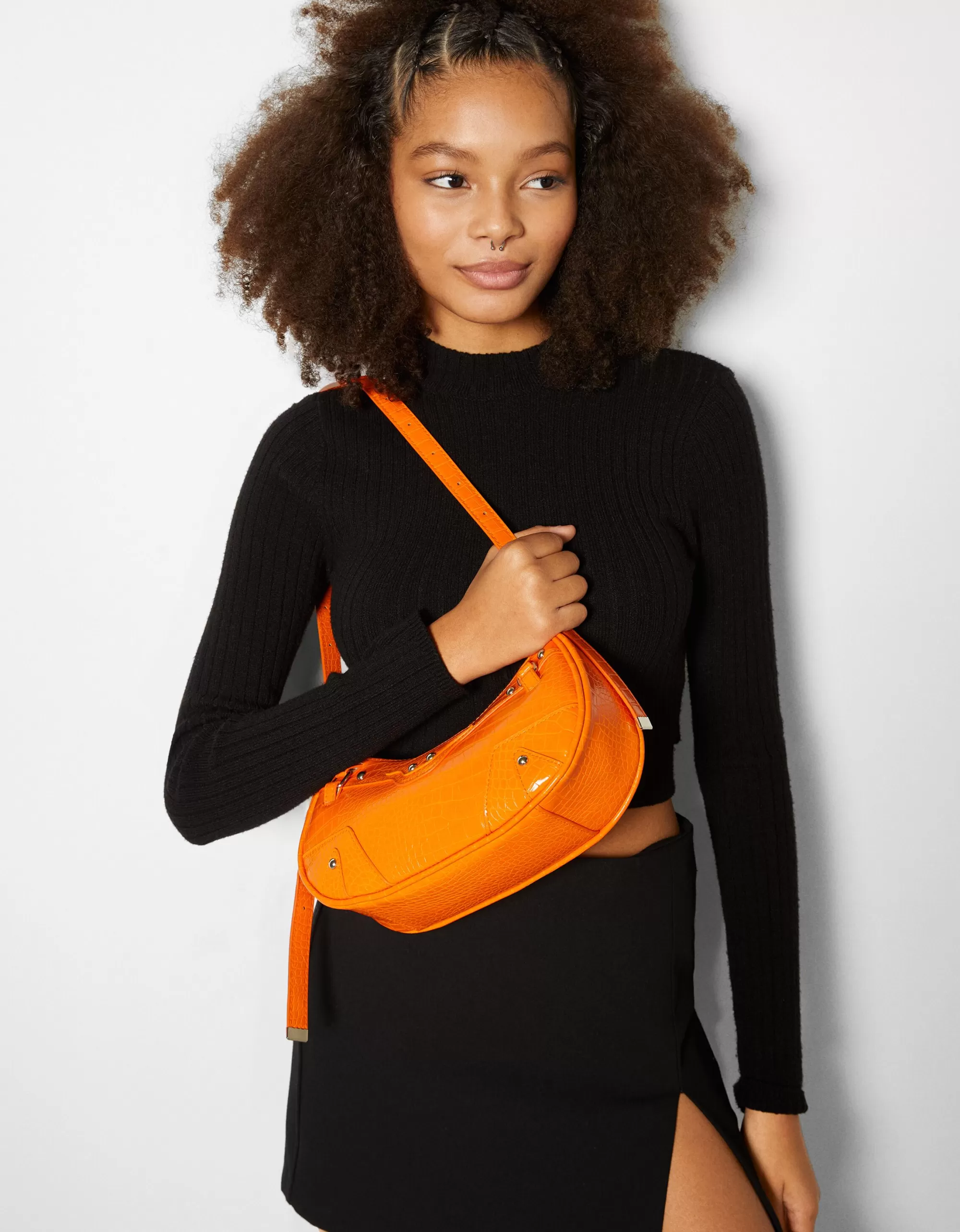 MUJER BERSHKA Bolso asa efecto piel tachas