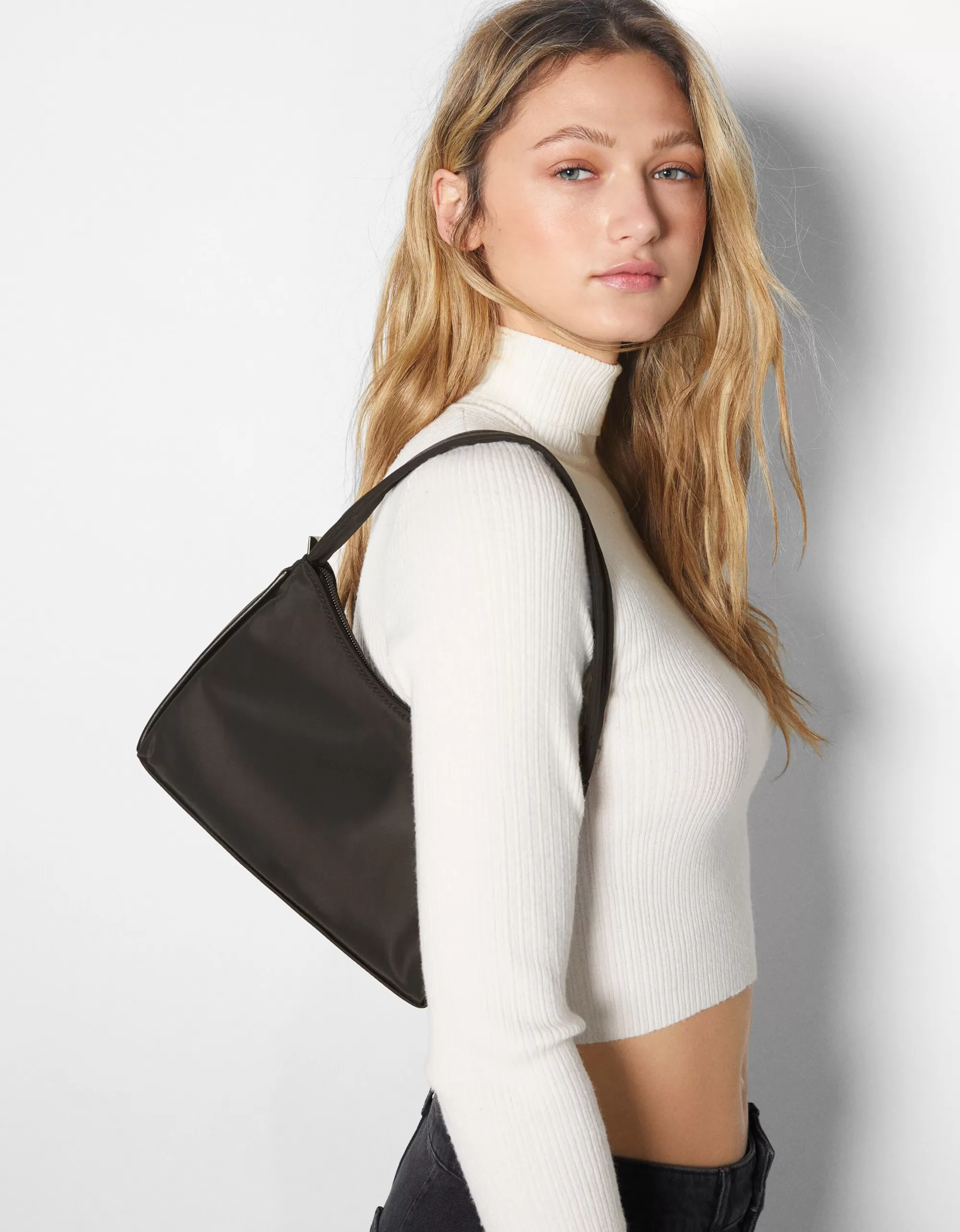 MUJER BERSHKA Bolso asa hombro tejido