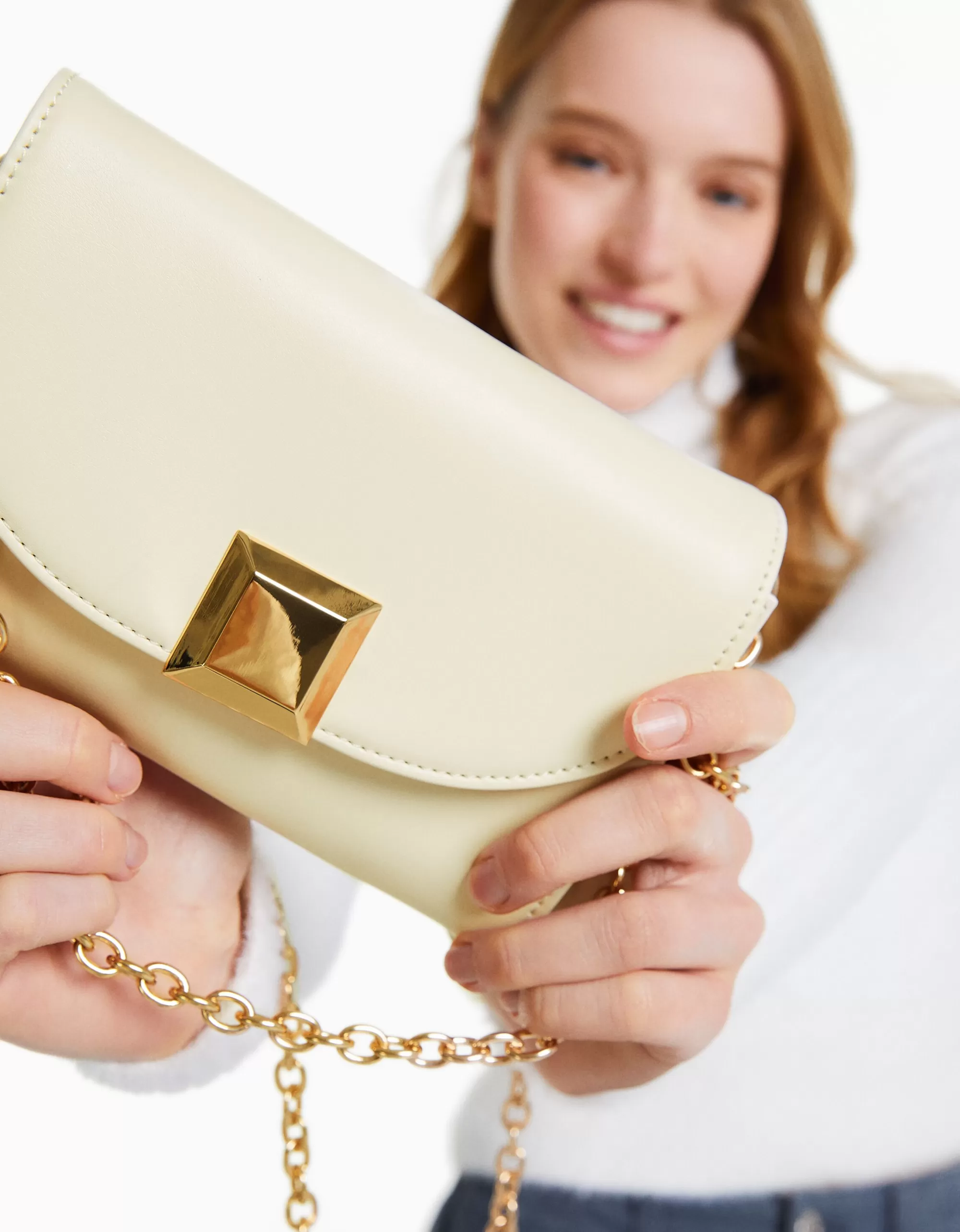 MUJER BERSHKA Bolso hombro mini cuadrado detalle