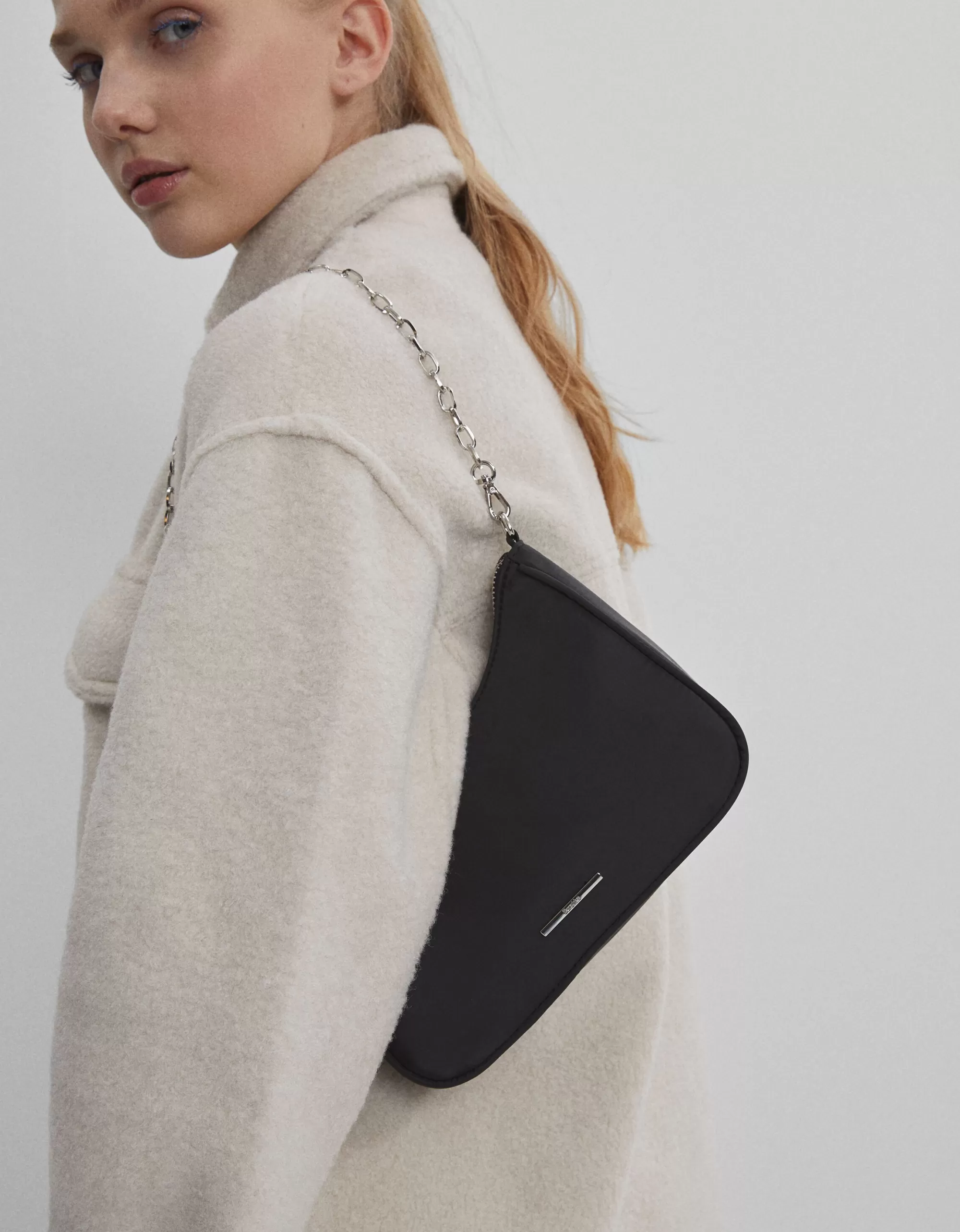 MUJER BERSHKA Bolso satinado cadena