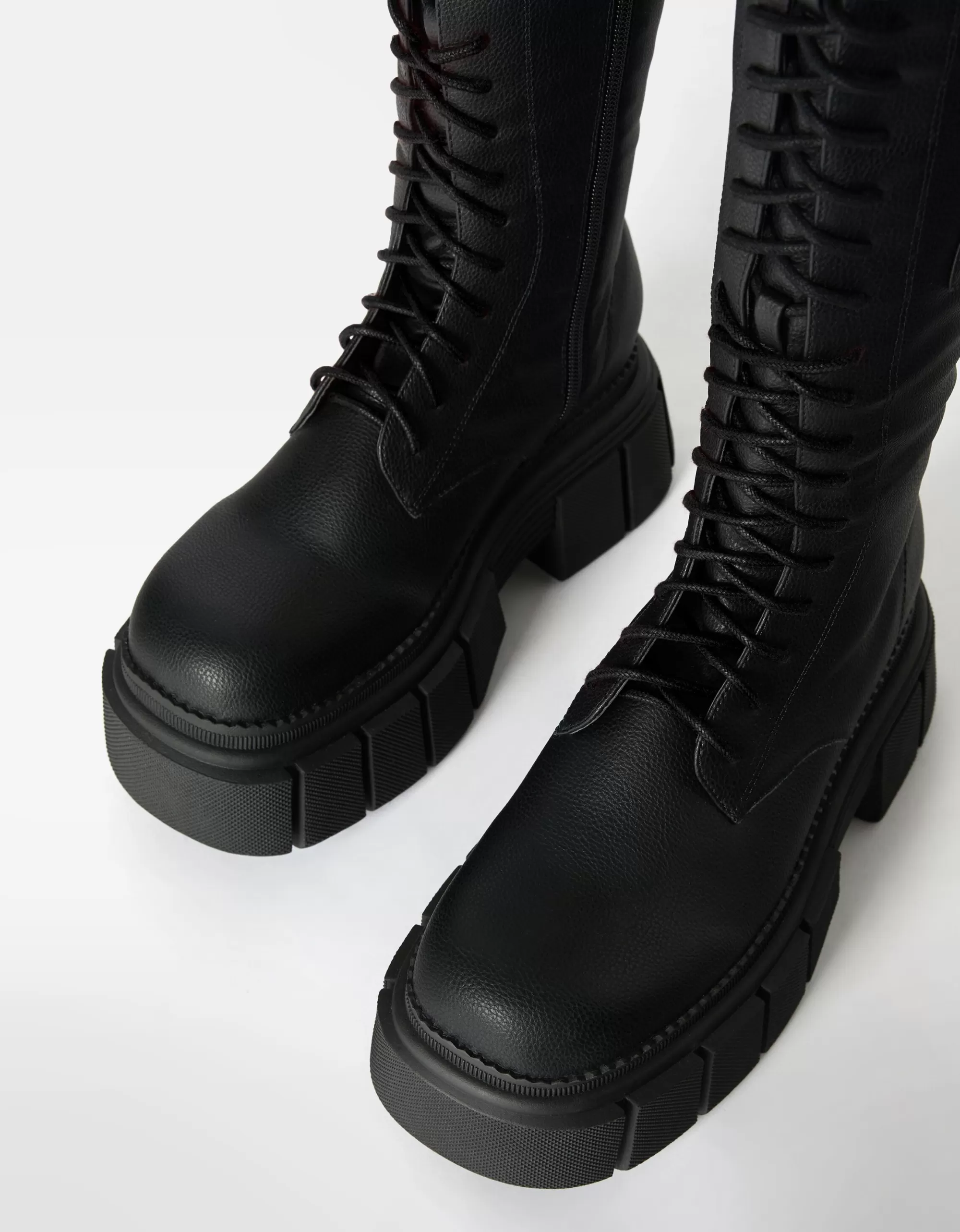 MUJER BERSHKA Bota acordonada track detalle bolsillo
