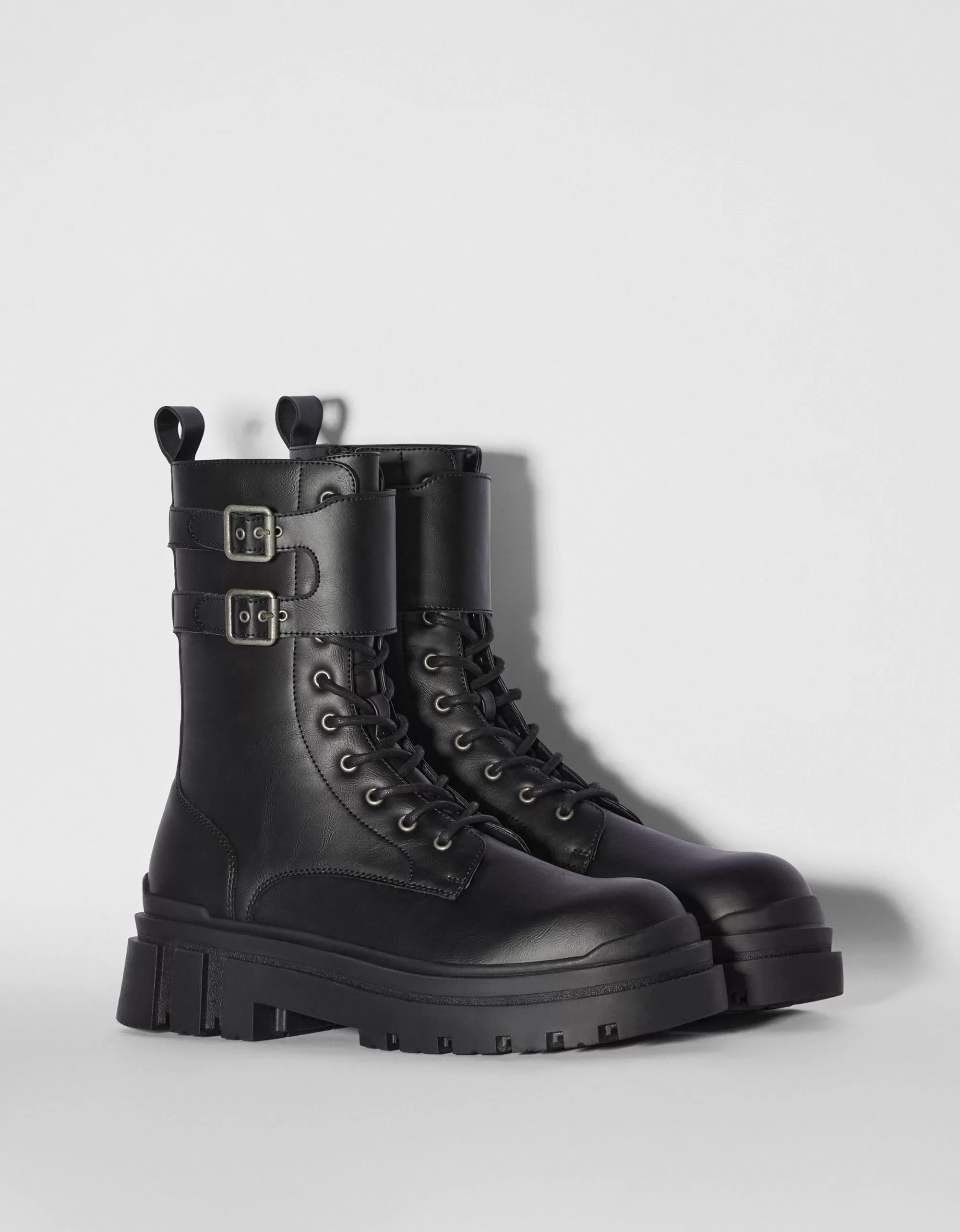 HOMBRE BERSHKA Botas acordonadas detalle hebillas hombre