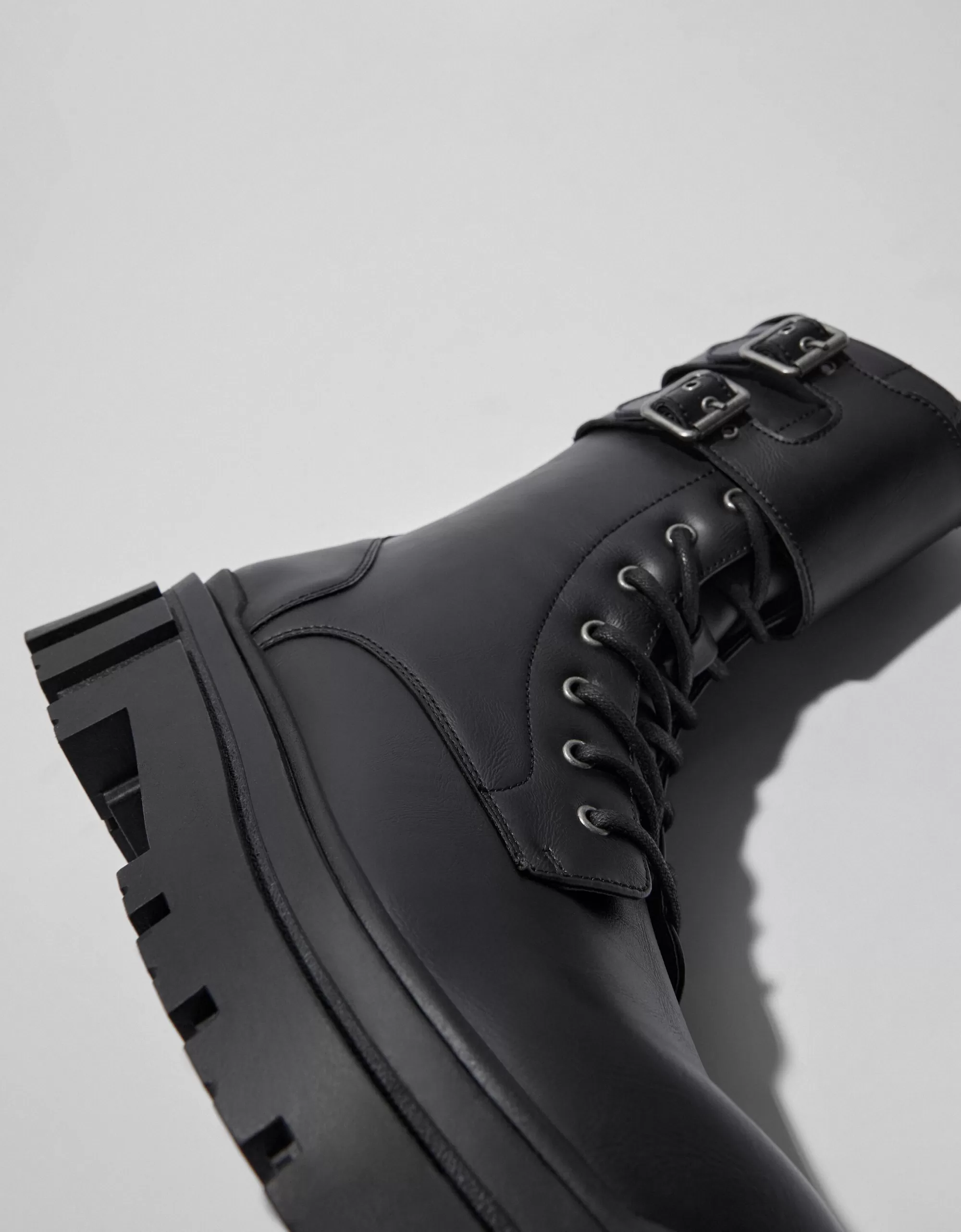 HOMBRE BERSHKA Botas acordonadas detalle hebillas hombre