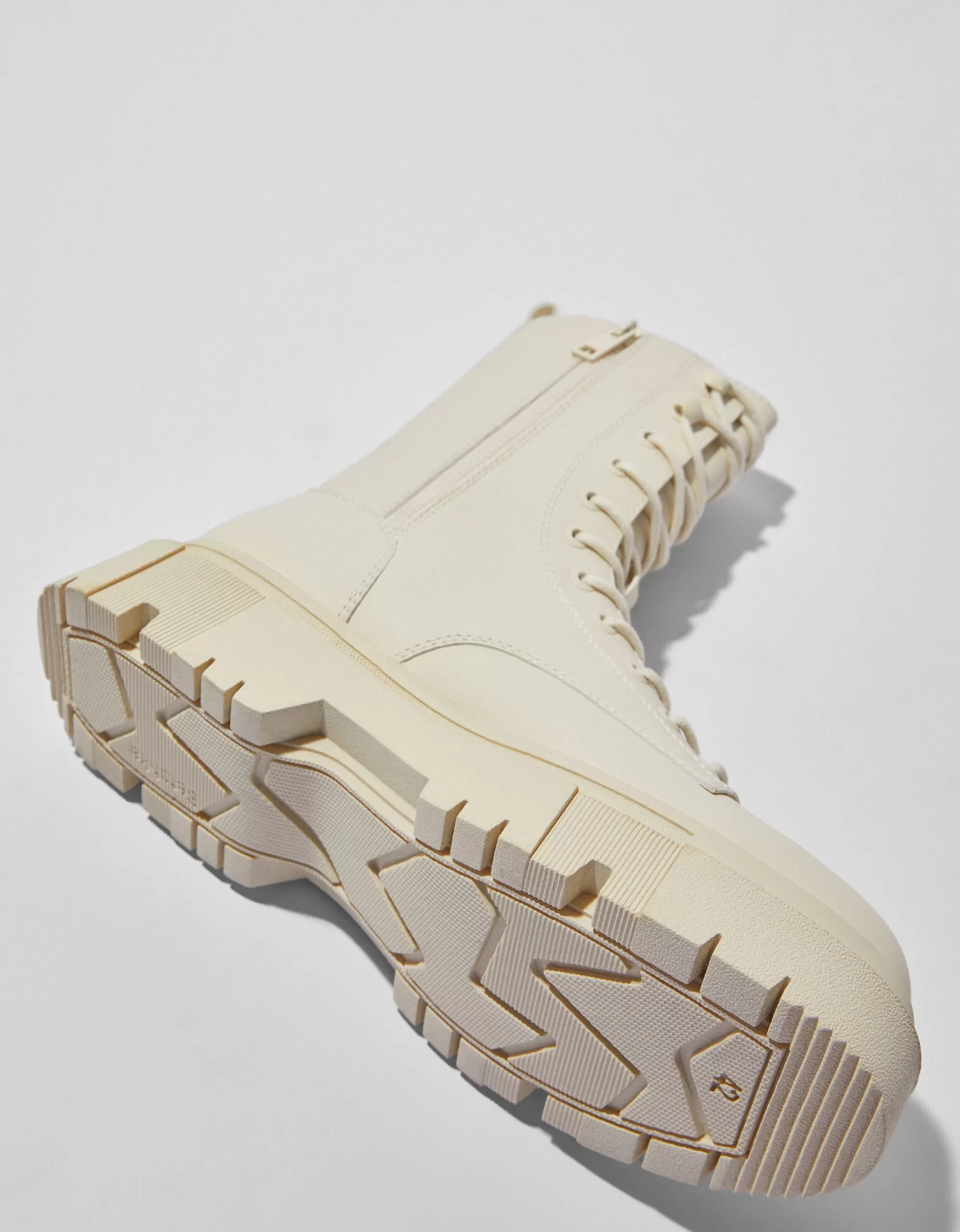 botas_acordonadas_suela_track_hombre_2.webp HOMBRE BERSHKA Botas acordonadas suela track hombre