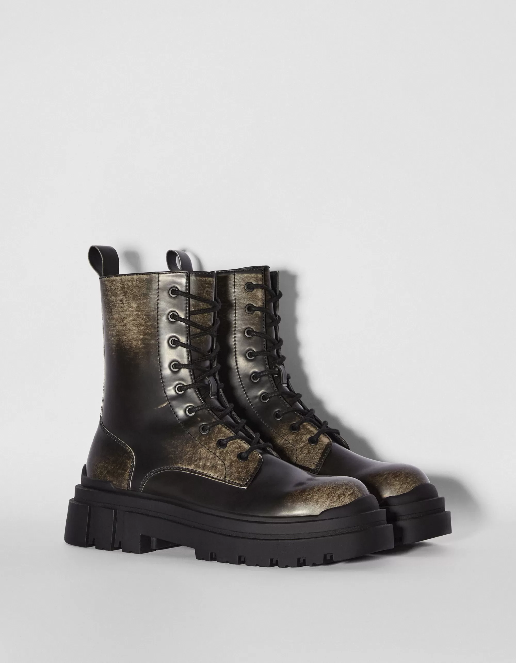 HOMBRE BERSHKA Botas efecto desgastado suela track hombre
