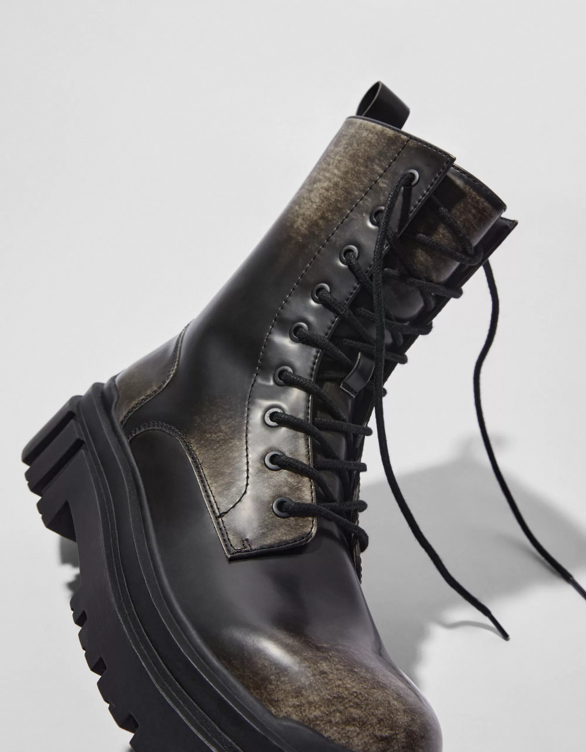 HOMBRE BERSHKA Botas efecto desgastado suela track hombre