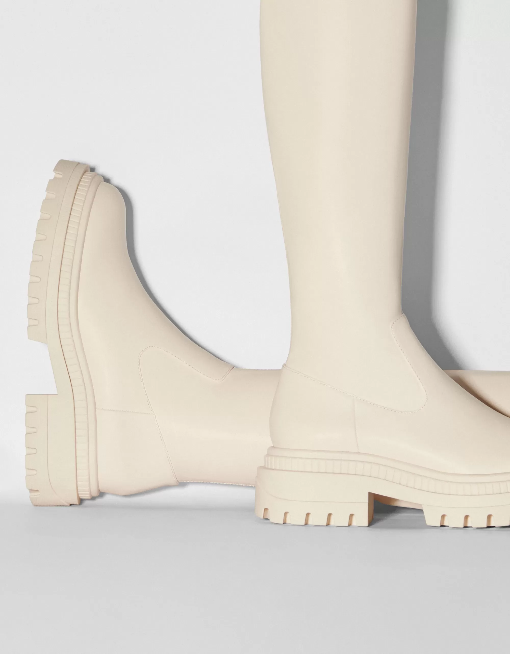 MUJER BERSHKA Botas planas XL suela track