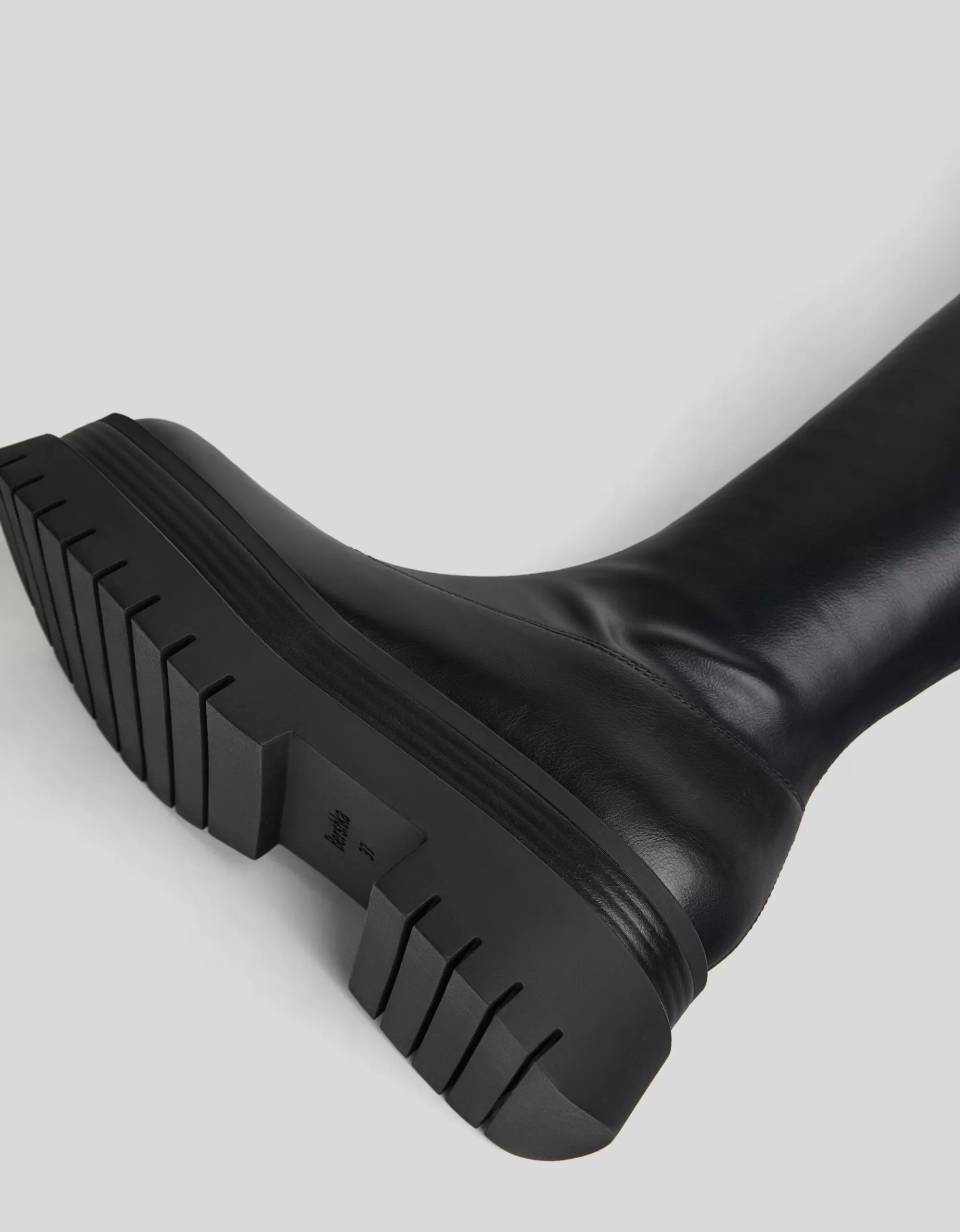 MUJER BERSHKA Botas planas XL suela track