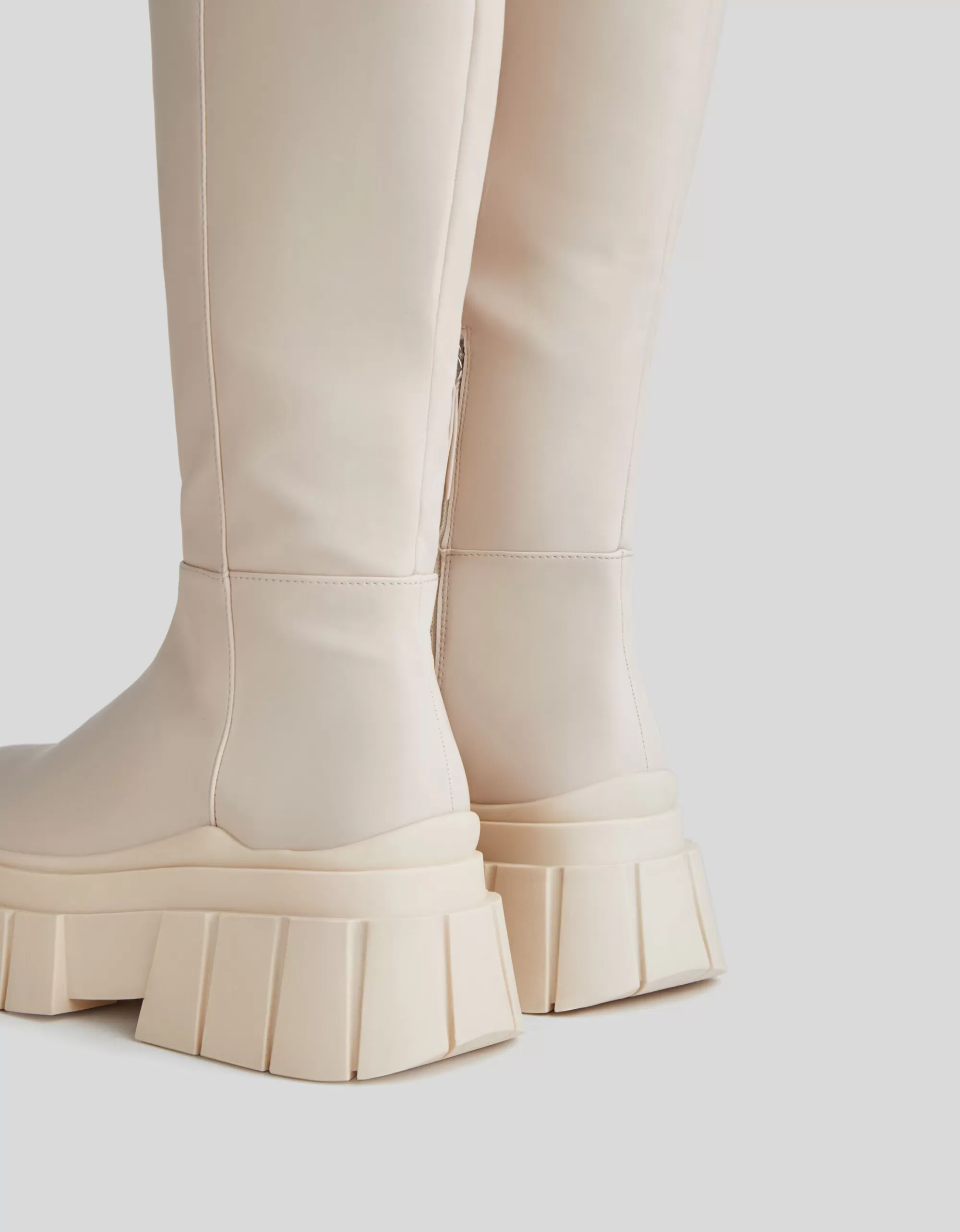 MUJER BERSHKA Botas plataforma suela track