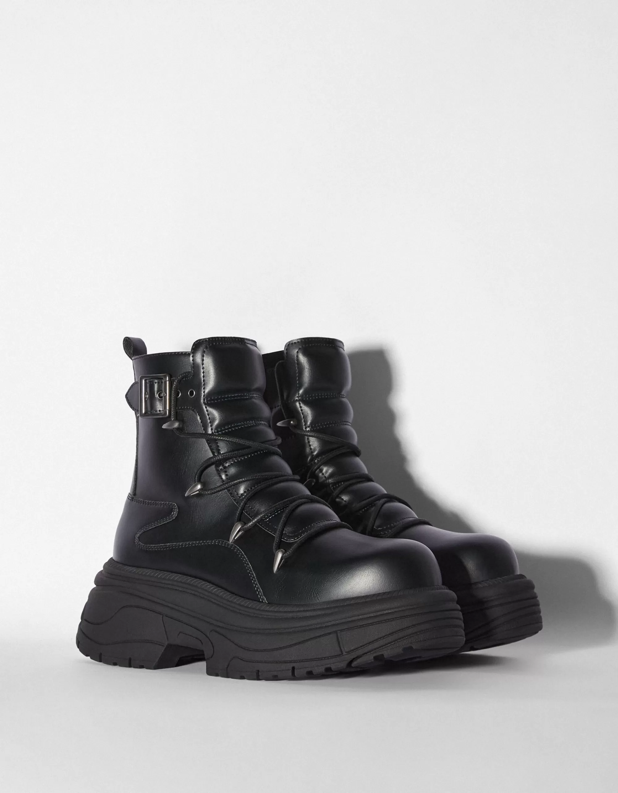 HOMBRE BERSHKA Botas volumen detalle hebillas hombre
