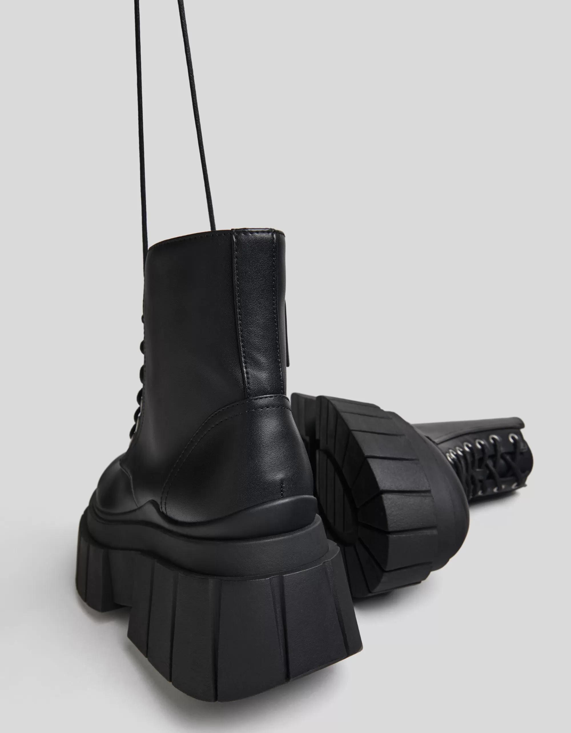 MUJER BERSHKA Botines acordonados plataforma rayada