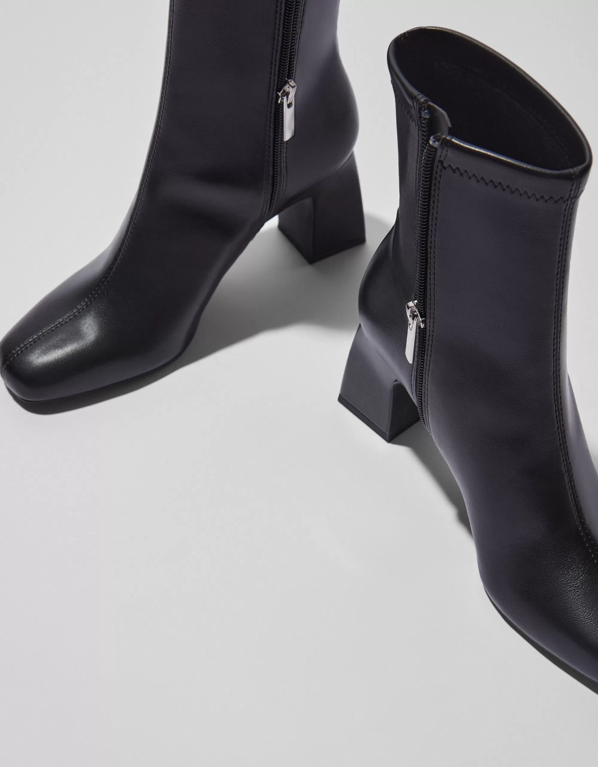 MUJER BERSHKA Botines de tacón ajustados