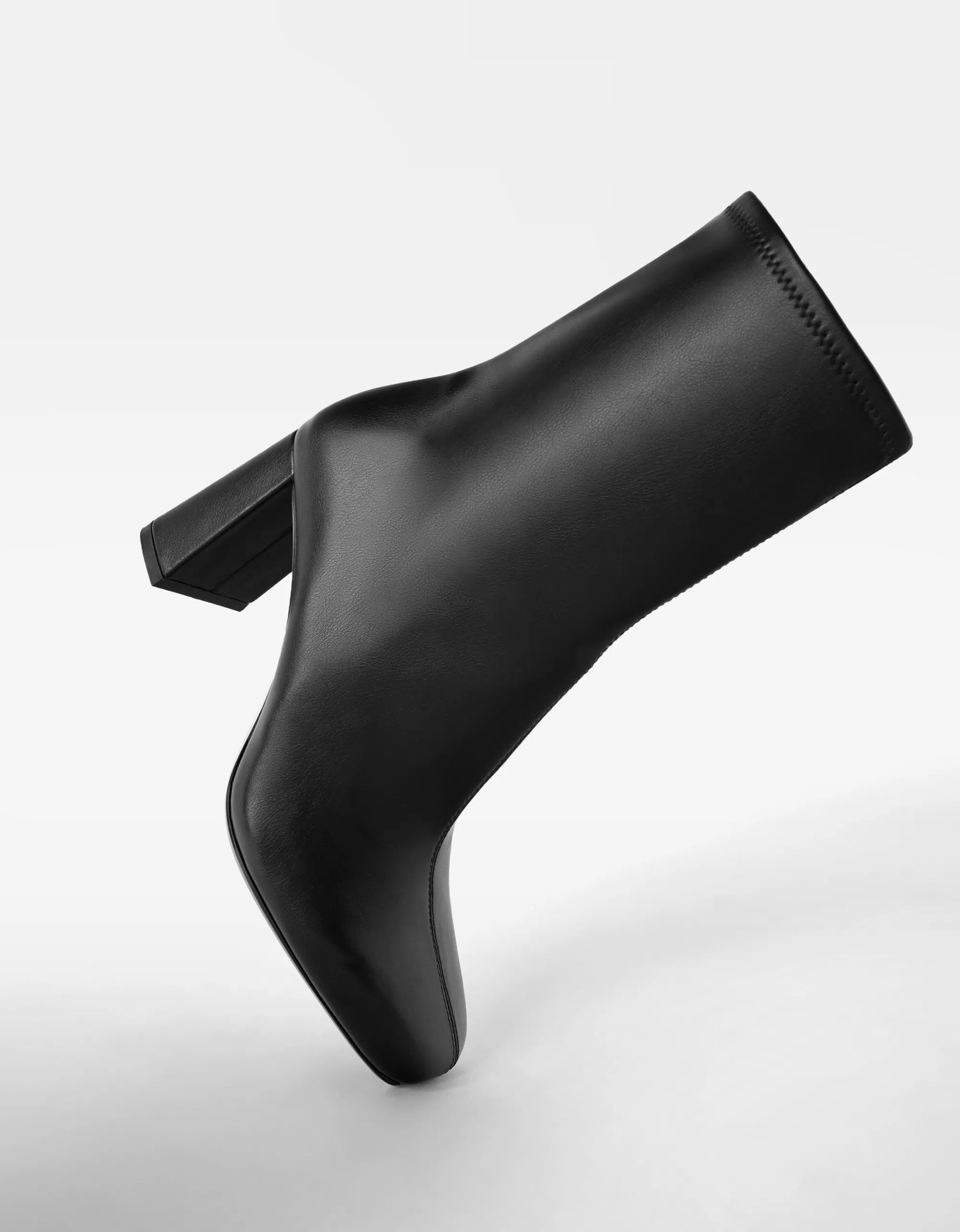 MUJER BERSHKA Botines de tacón ajustados