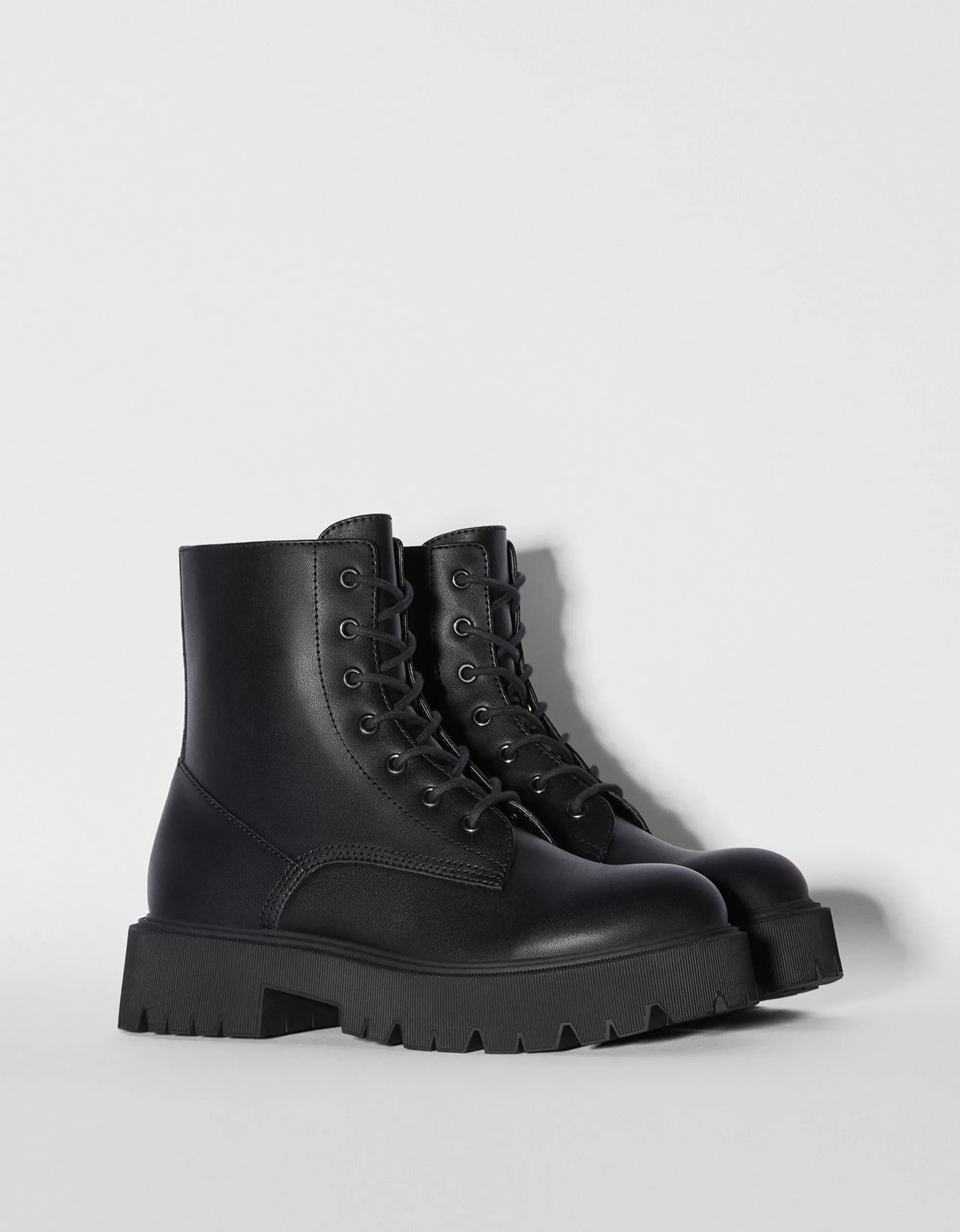 MUJER BERSHKA Botines planos acordonados