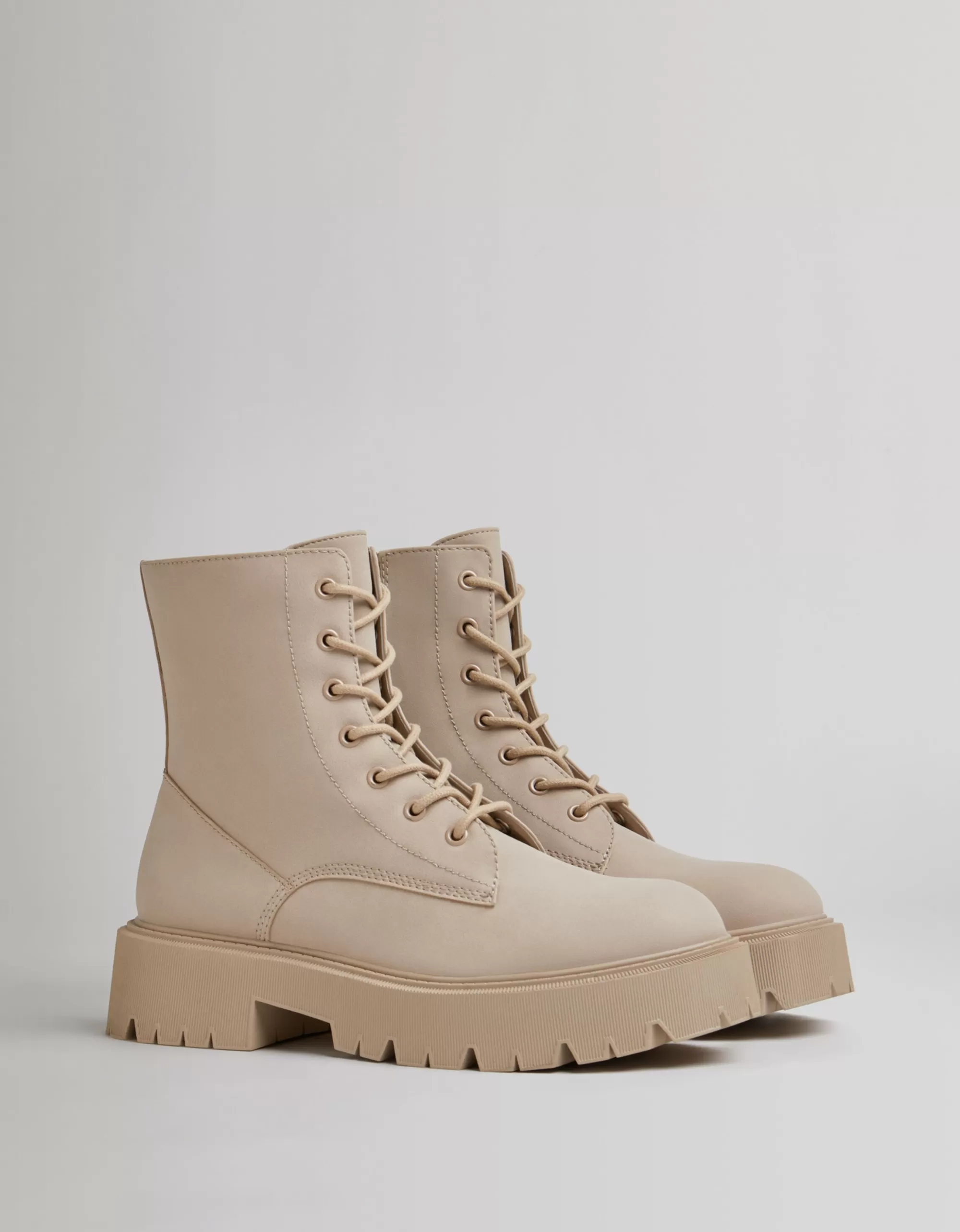 MUJER BERSHKA Botines planos acordonados