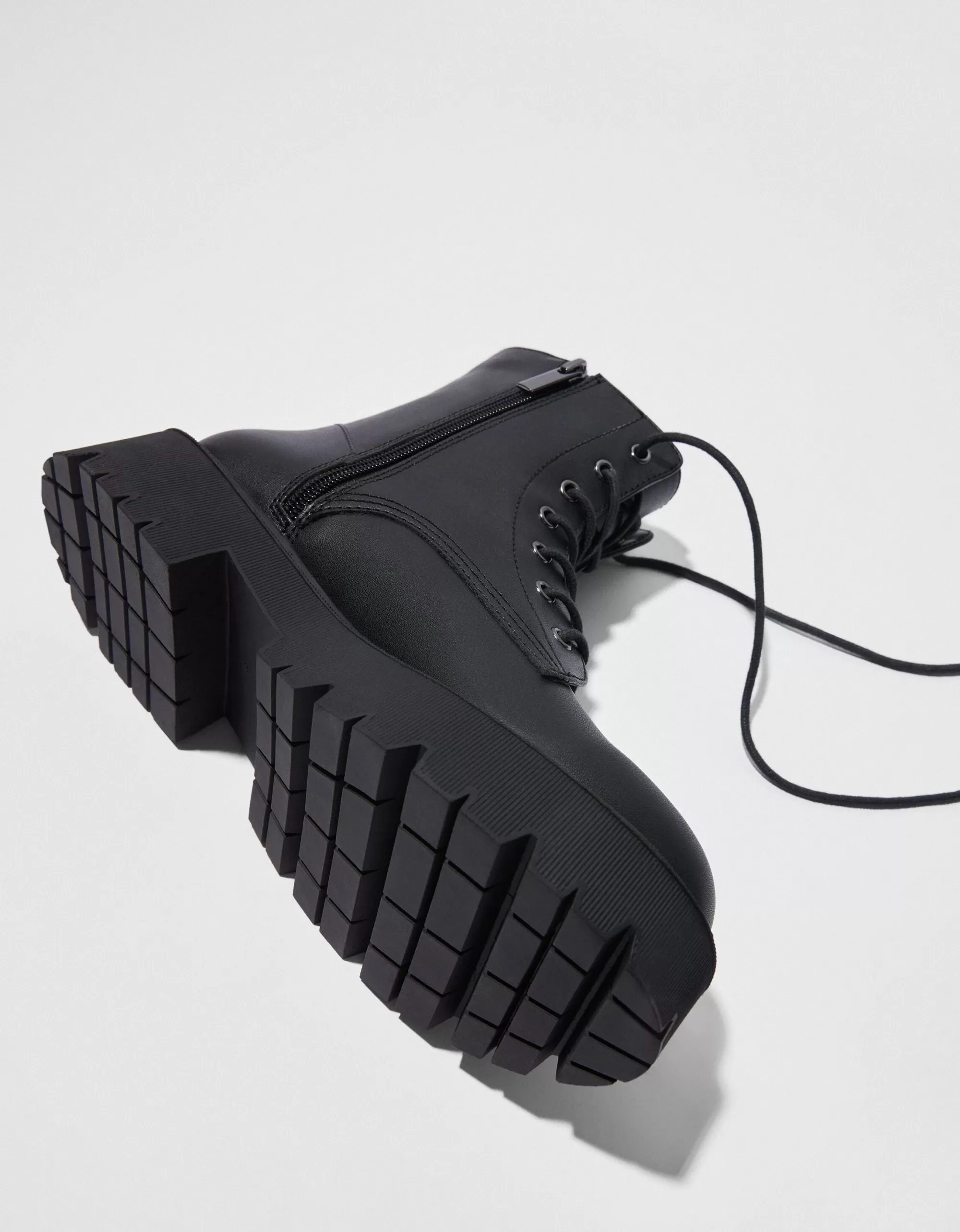 MUJER BERSHKA Botines planos acordonados