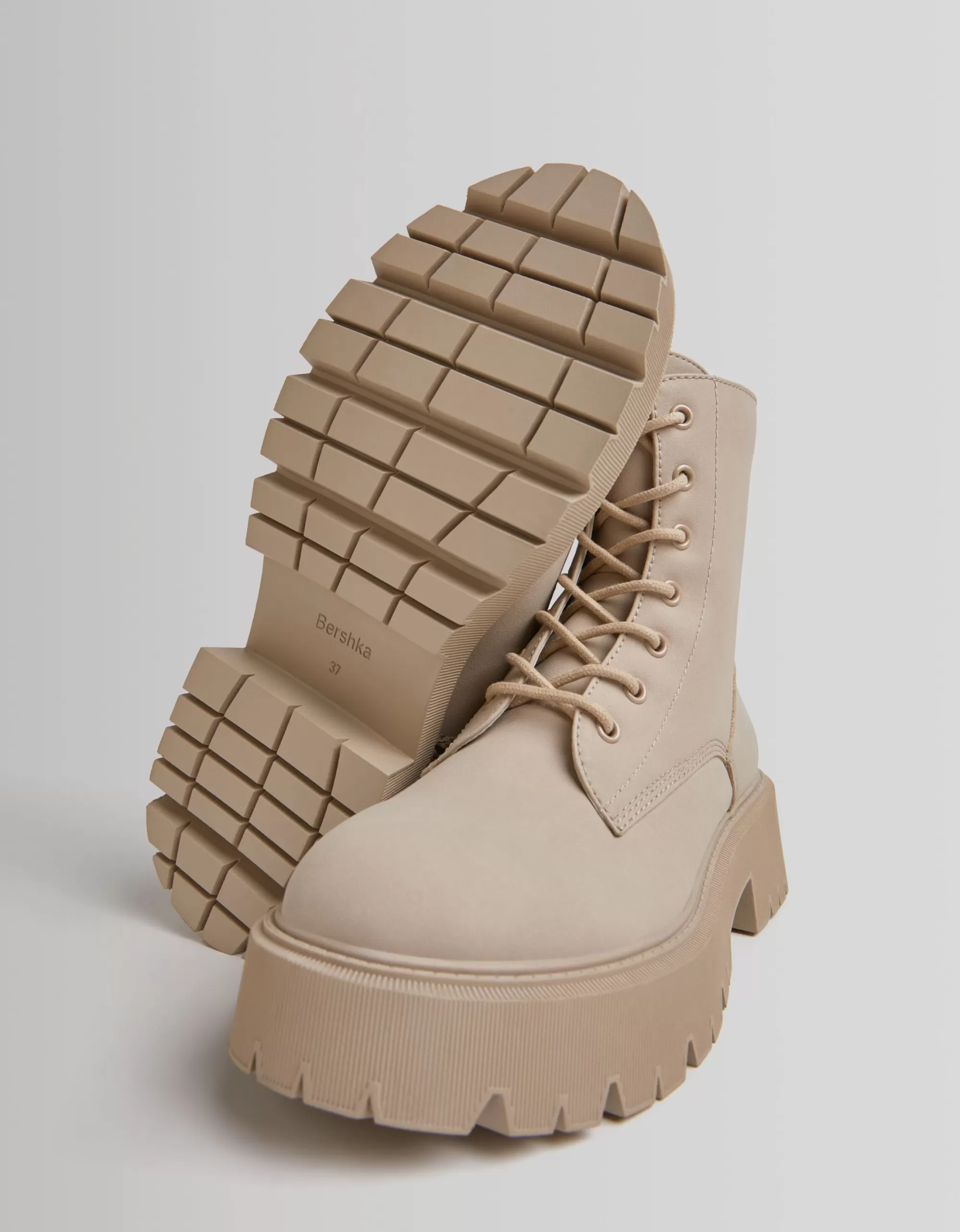 MUJER BERSHKA Botines planos acordonados