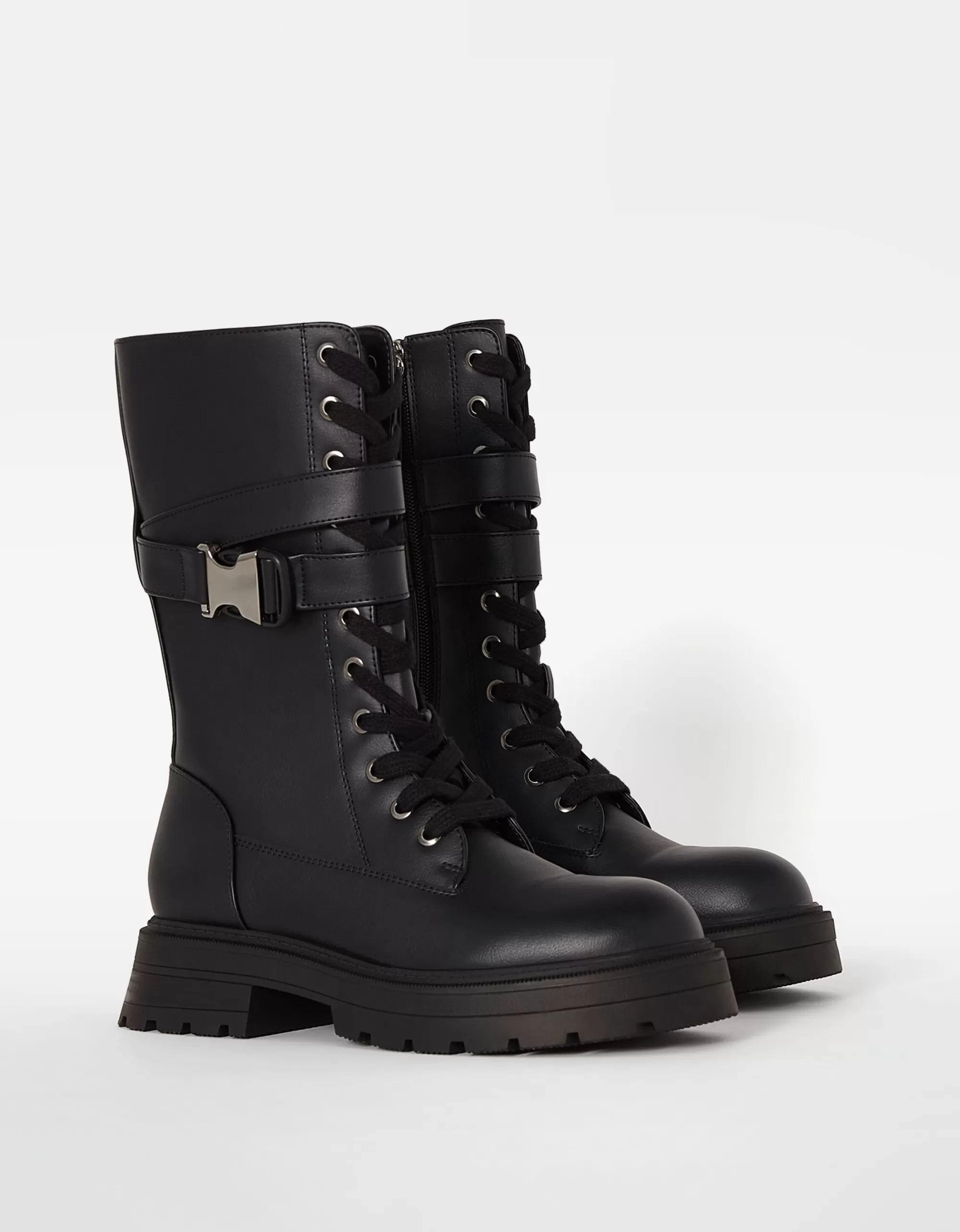 MUJER BERSHKA Botines planos acordonados de caña alta