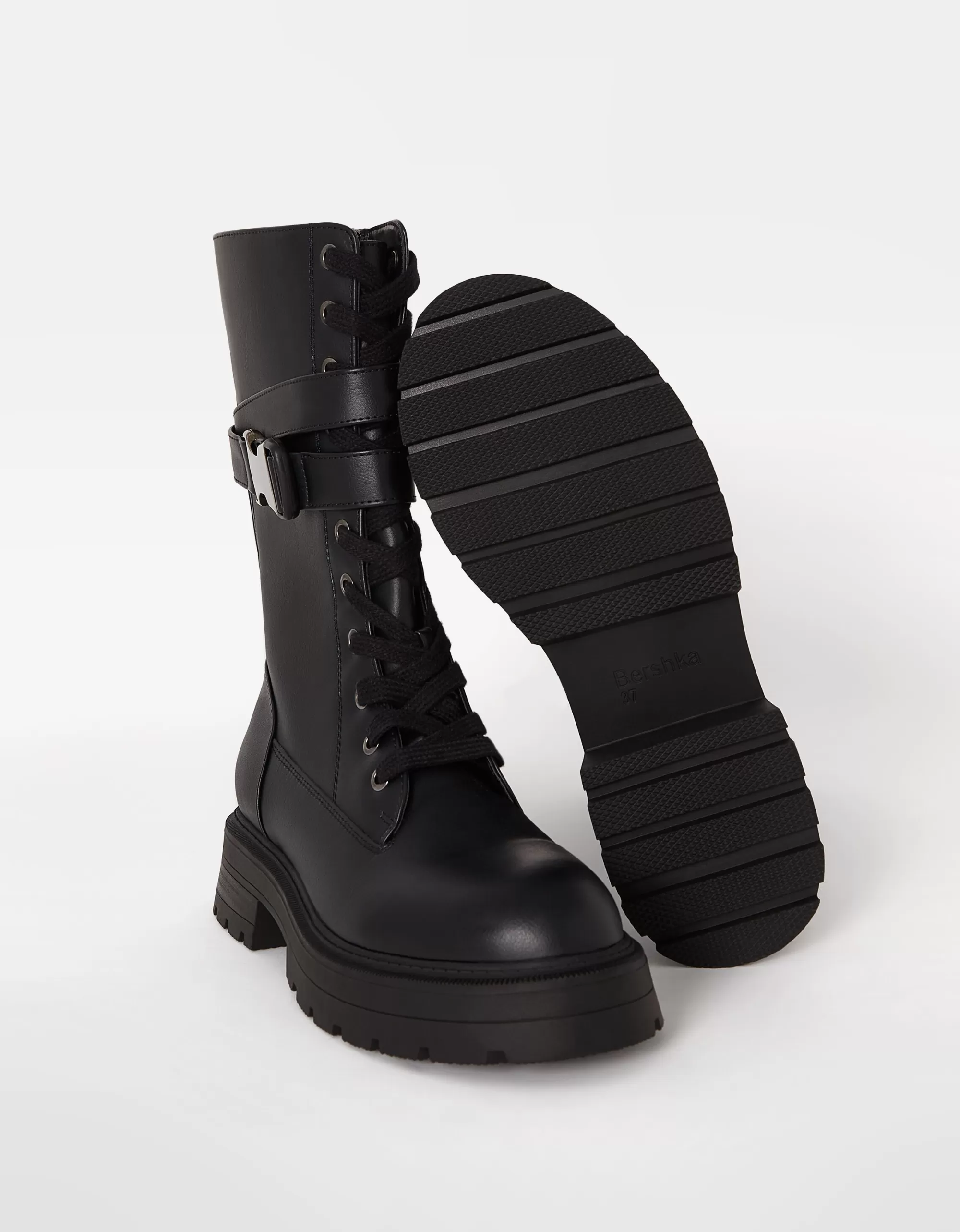 MUJER BERSHKA Botines planos acordonados de caña alta