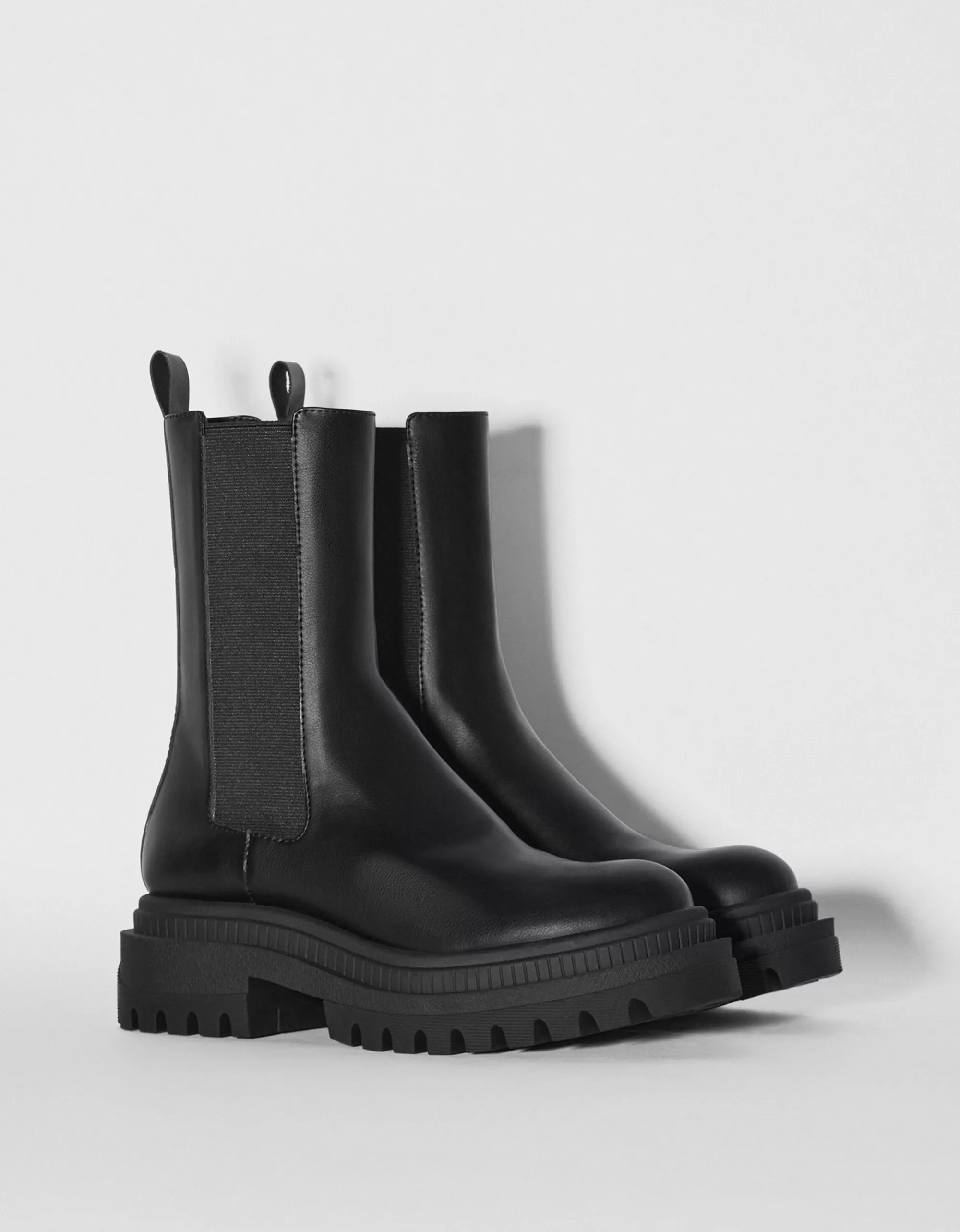 MUJER BERSHKA Botines planos con elásticos