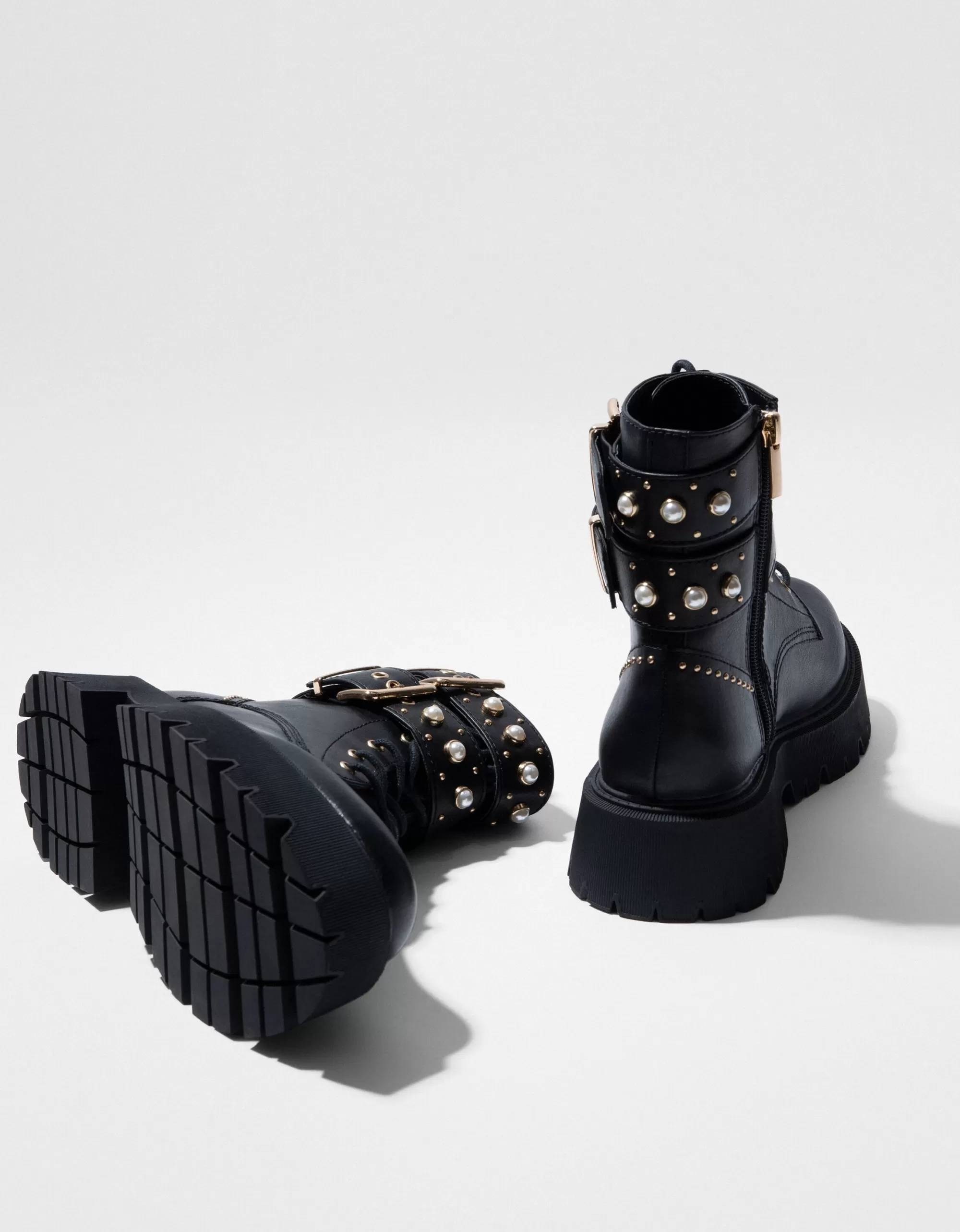 MUJER BERSHKA Botines planos detalle perlas y tachas