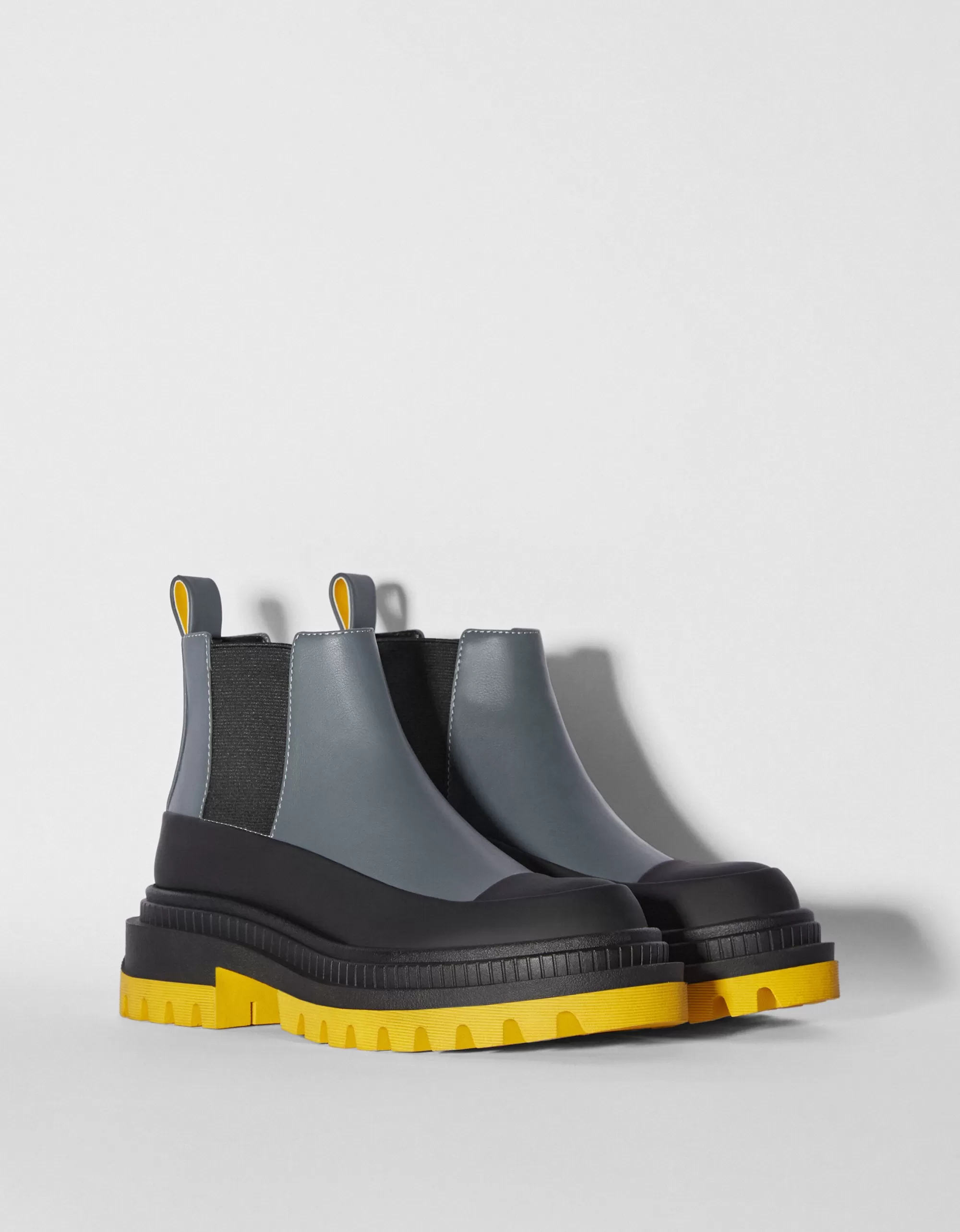 MUJER BERSHKA Botines planos suela color