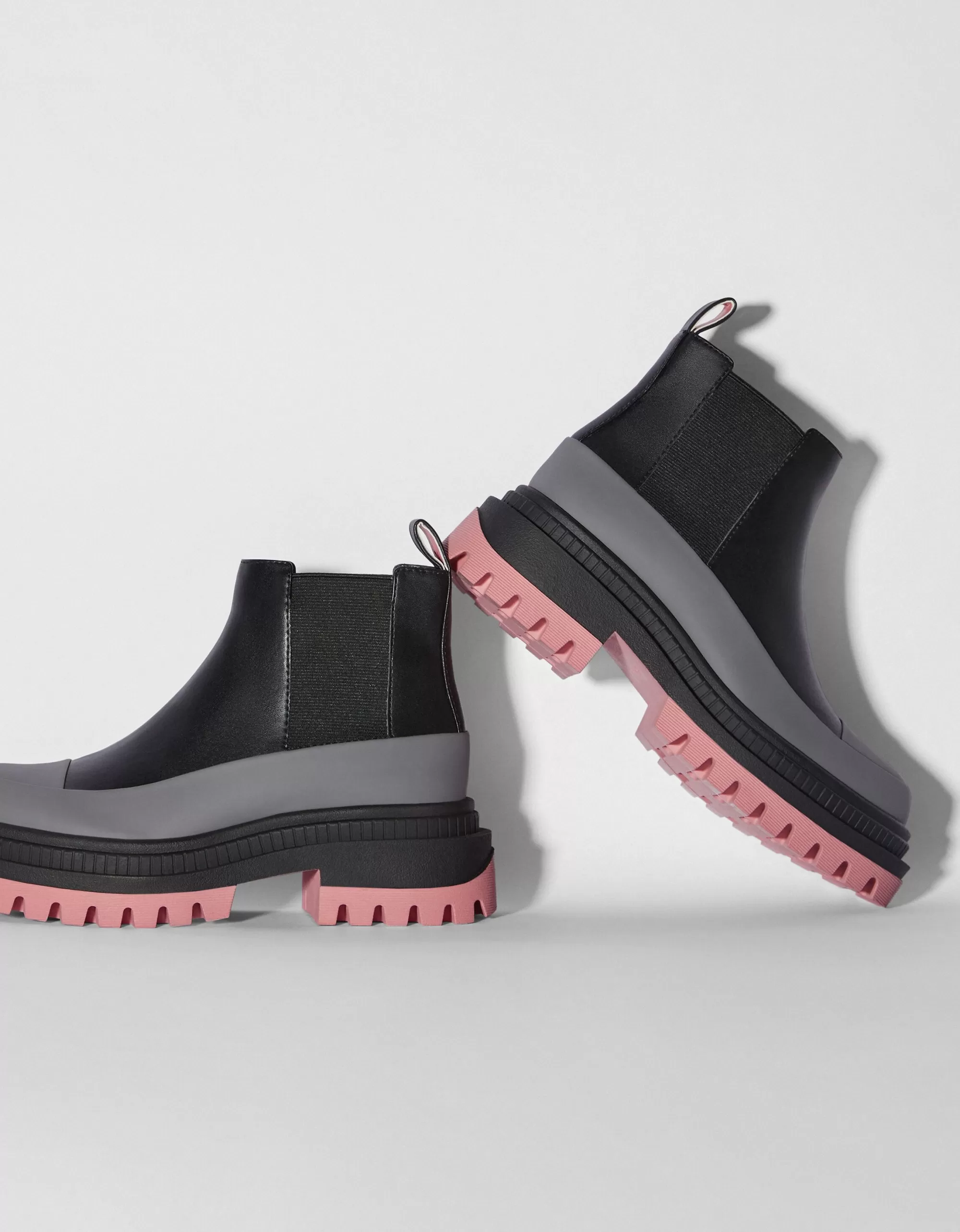 MUJER BERSHKA Botines planos suela color