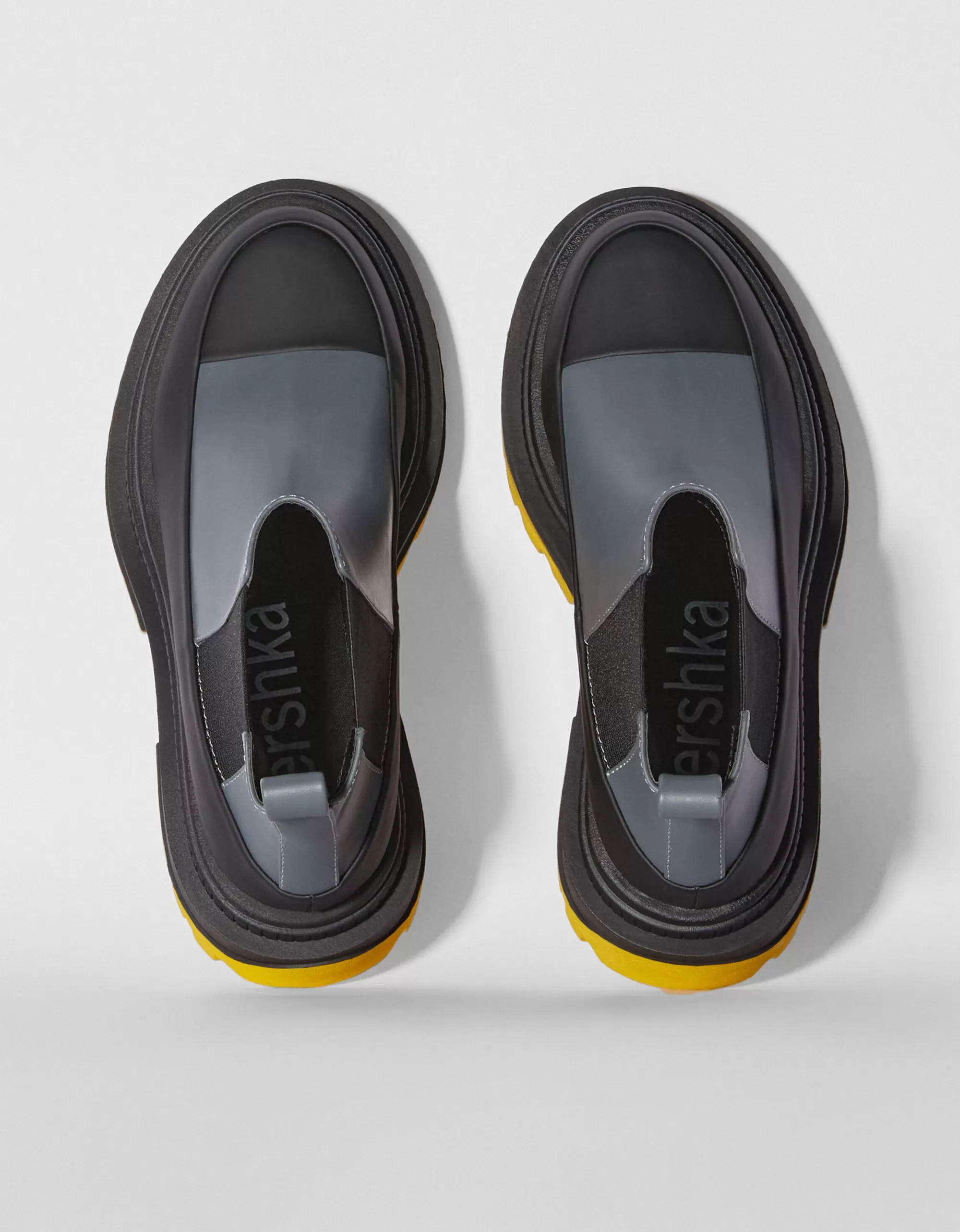 MUJER BERSHKA Botines planos suela color