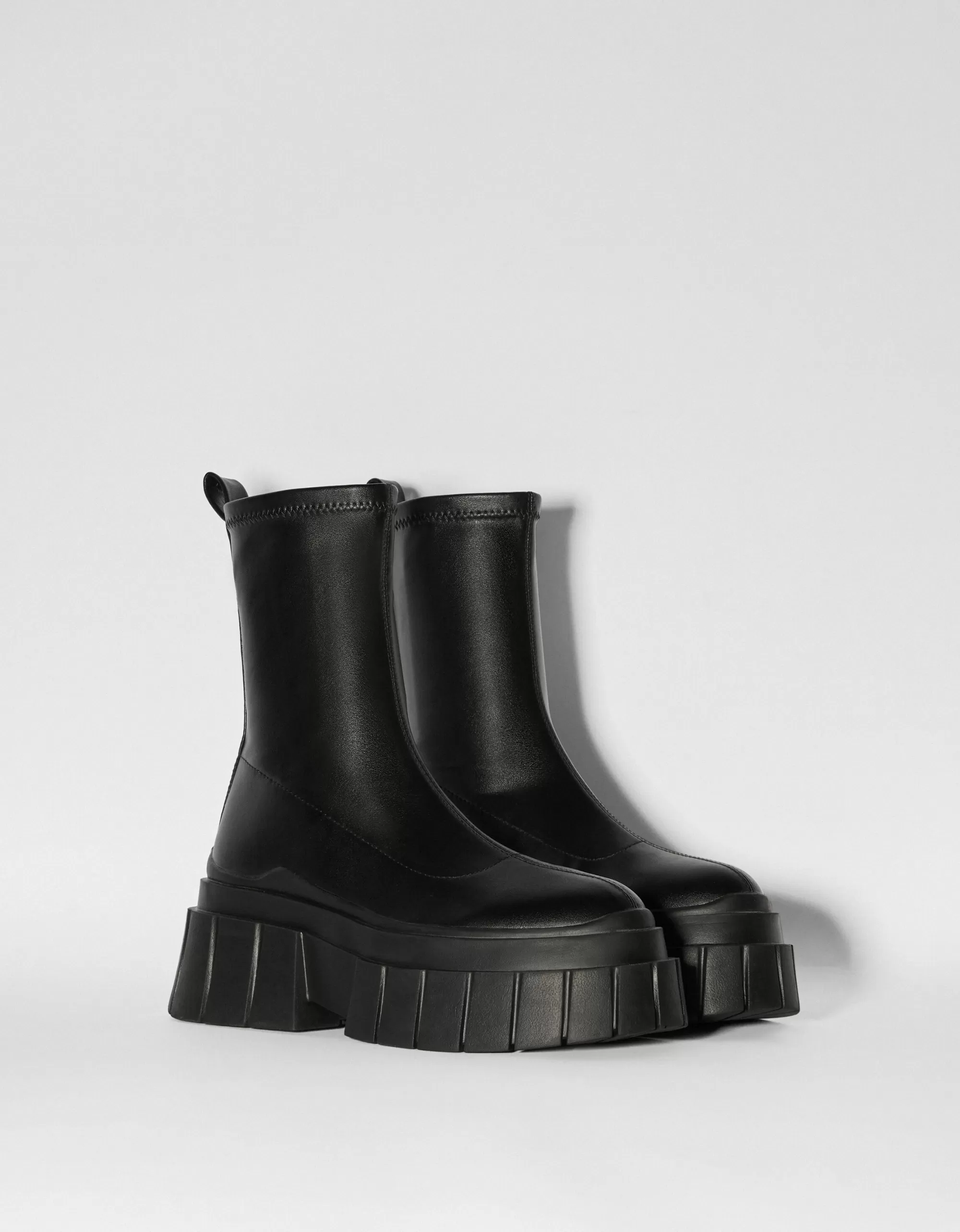 MUJER BERSHKA Botines plataforma ajustados