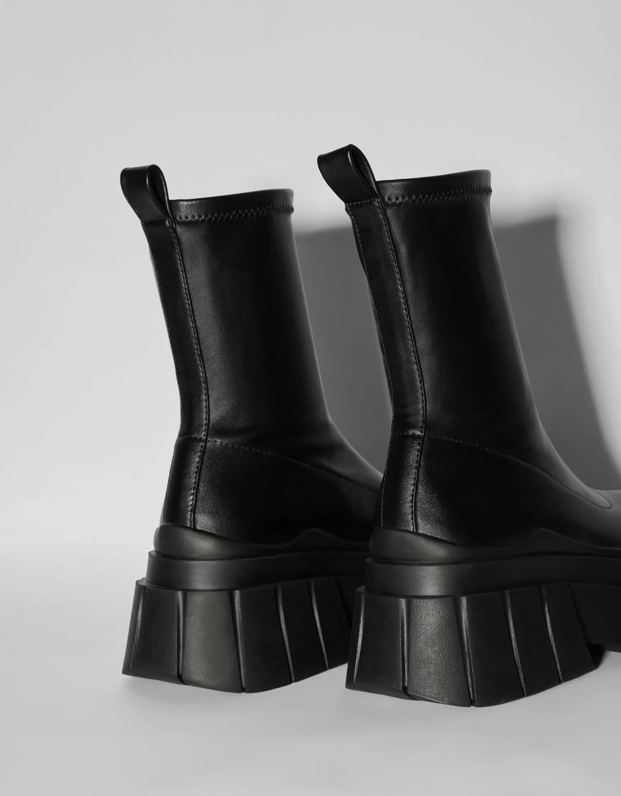 MUJER BERSHKA Botines plataforma ajustados