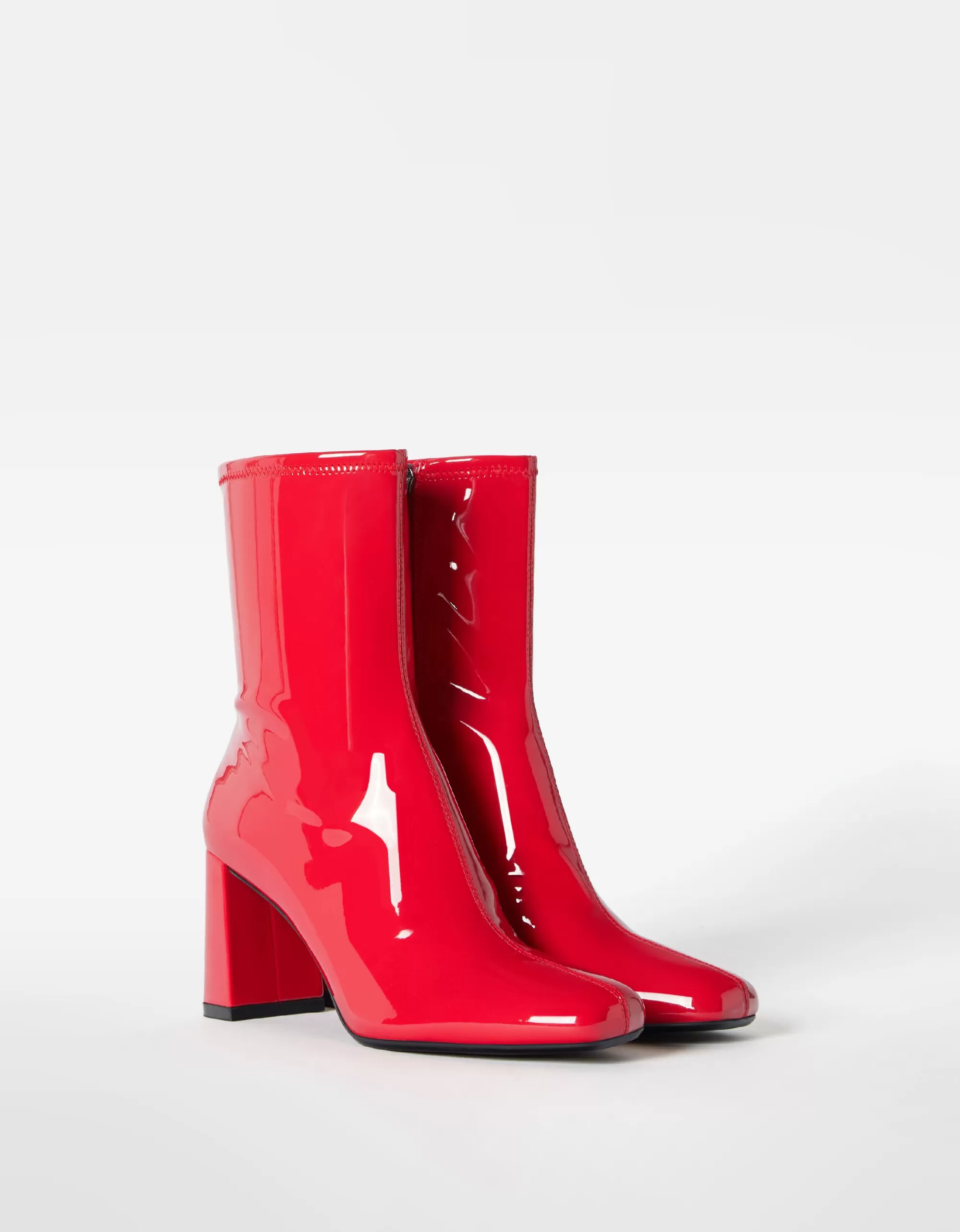 MUJER BERSHKA Botines tacón ajustados tipo charol