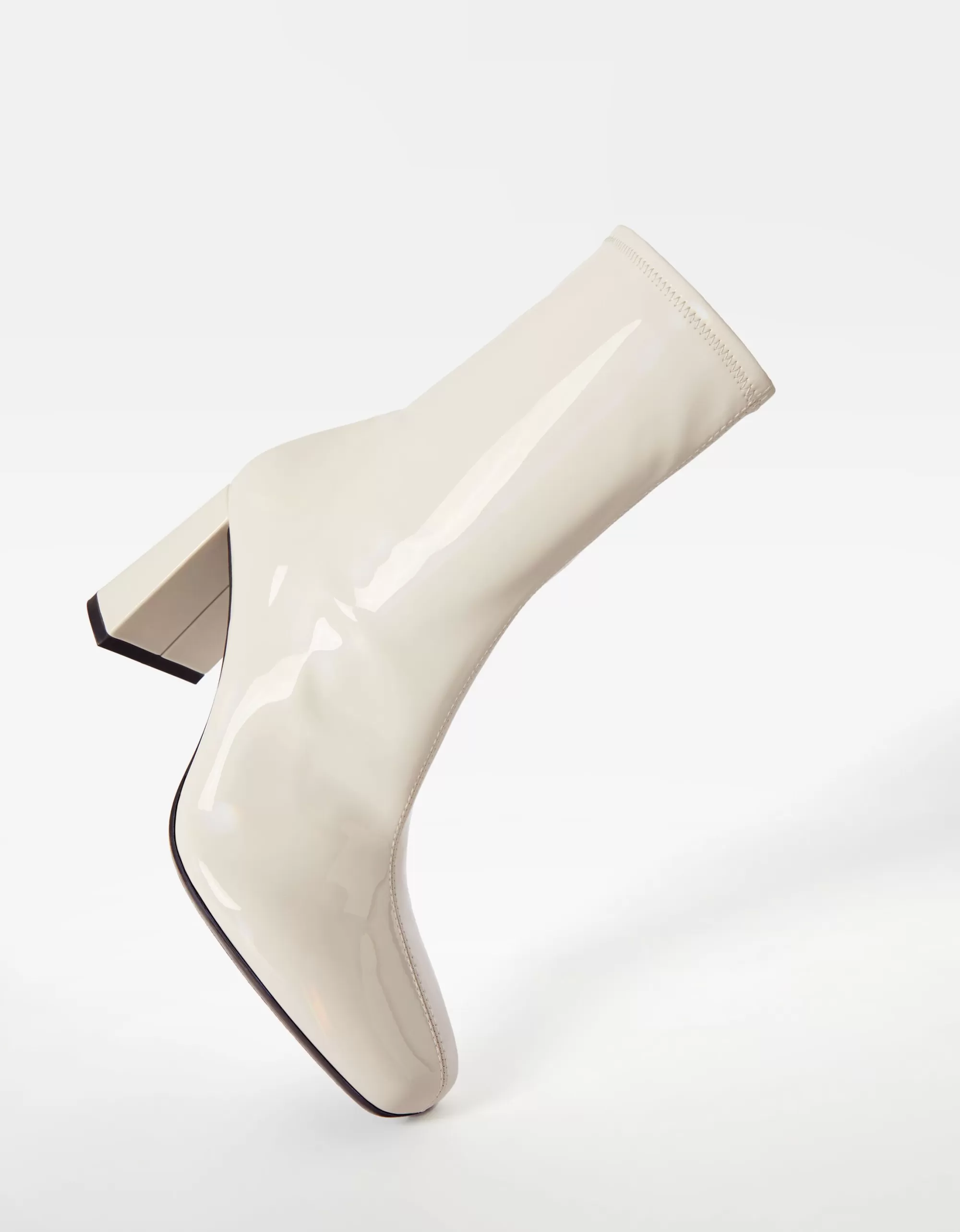 MUJER BERSHKA Botines tacón ajustados tipo charol