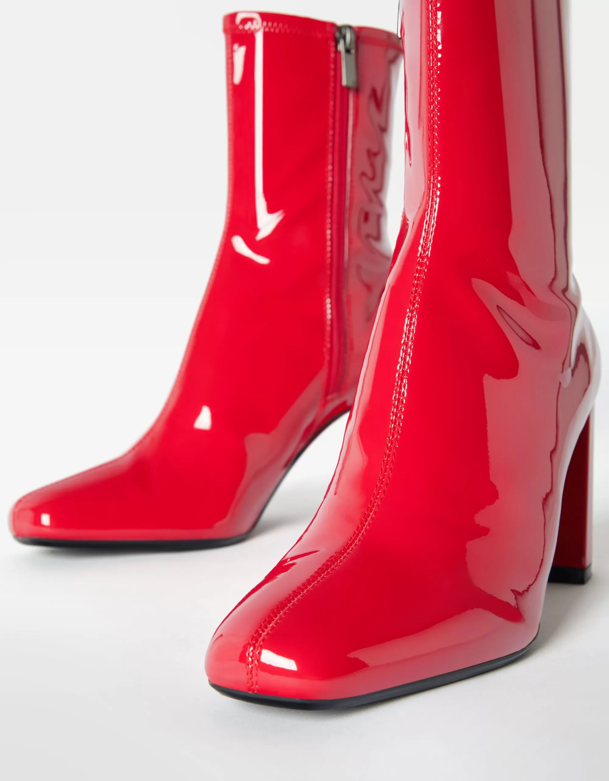 MUJER BERSHKA Botines tacón ajustados tipo charol