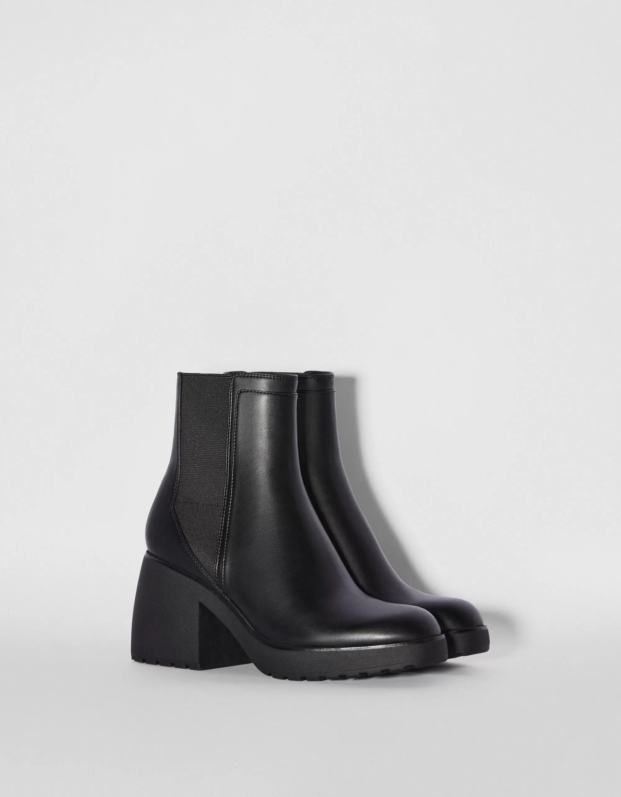 MUJER BERSHKA Botines tacón ancho con elásticos