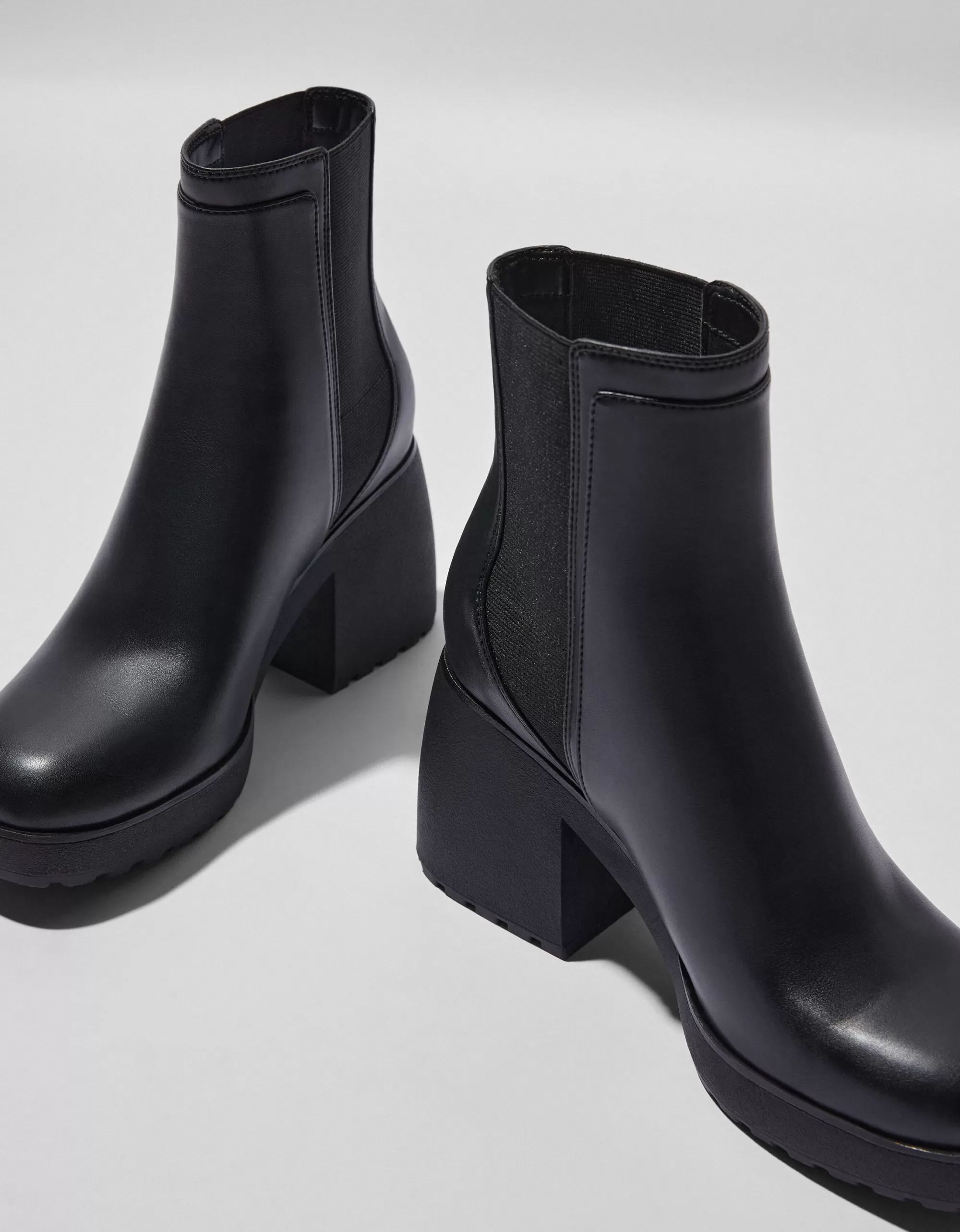 MUJER BERSHKA Botines tacón ancho con elásticos