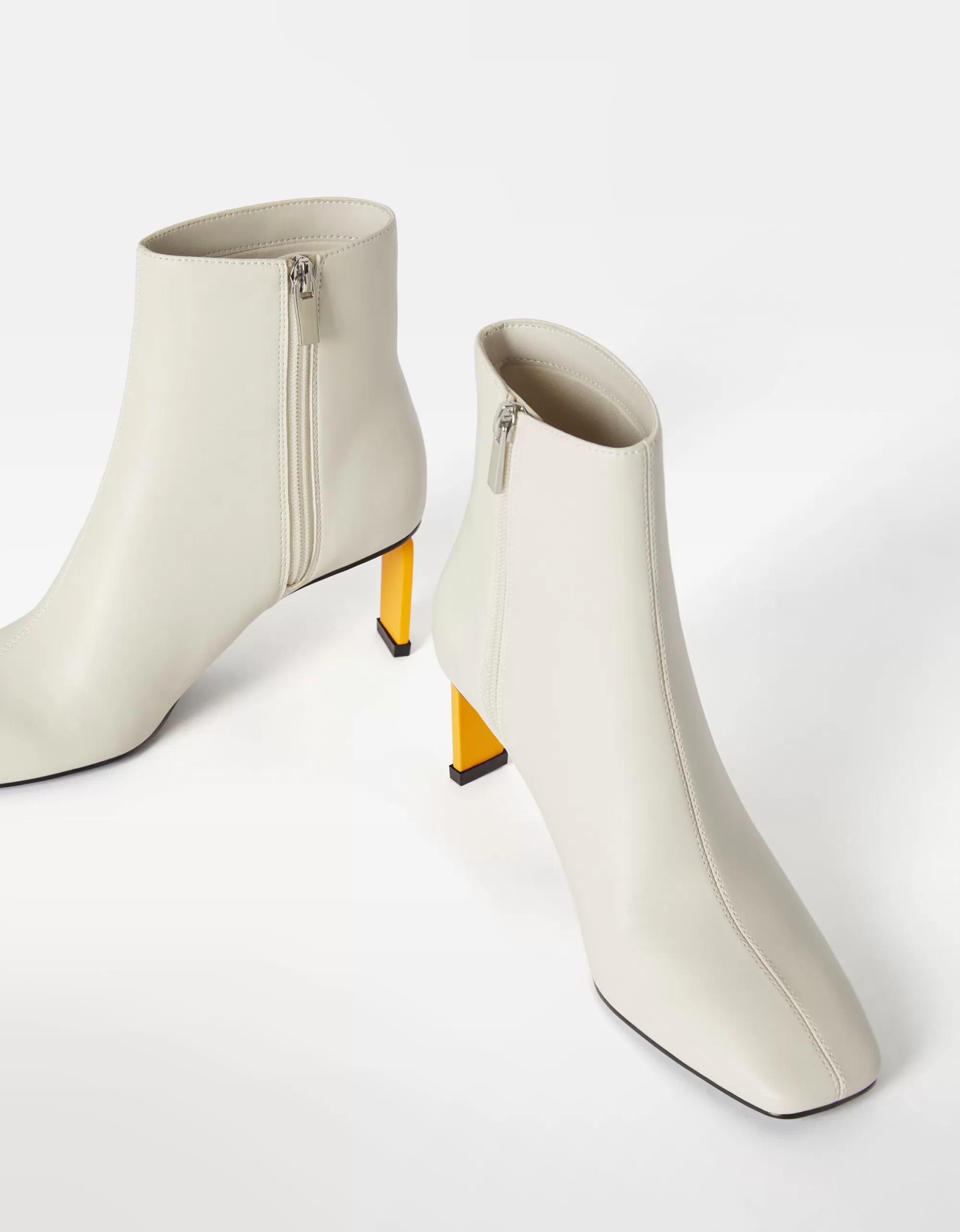 MUJER BERSHKA Botines tacón color