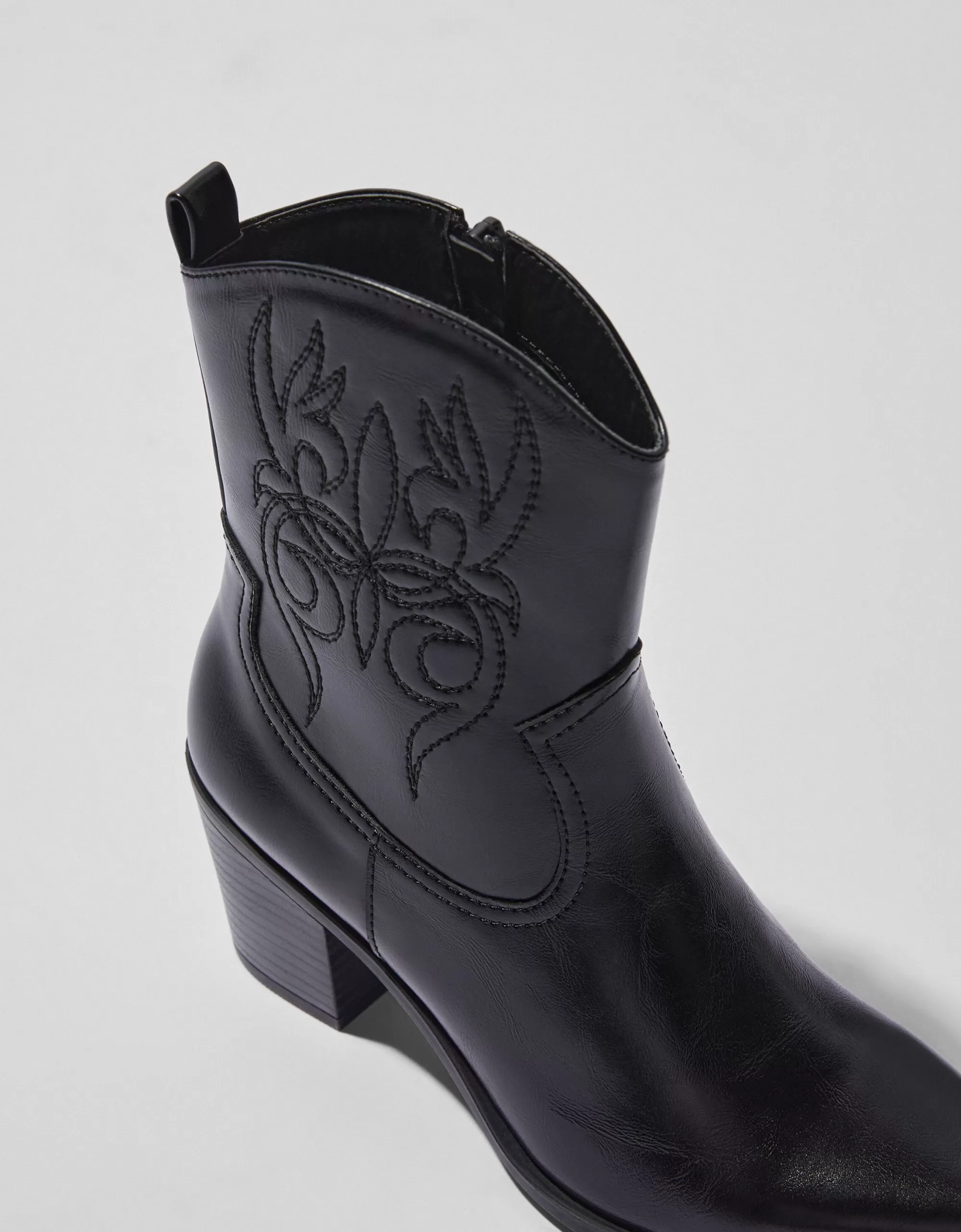 MUJER BERSHKA Botines tacón cowboy