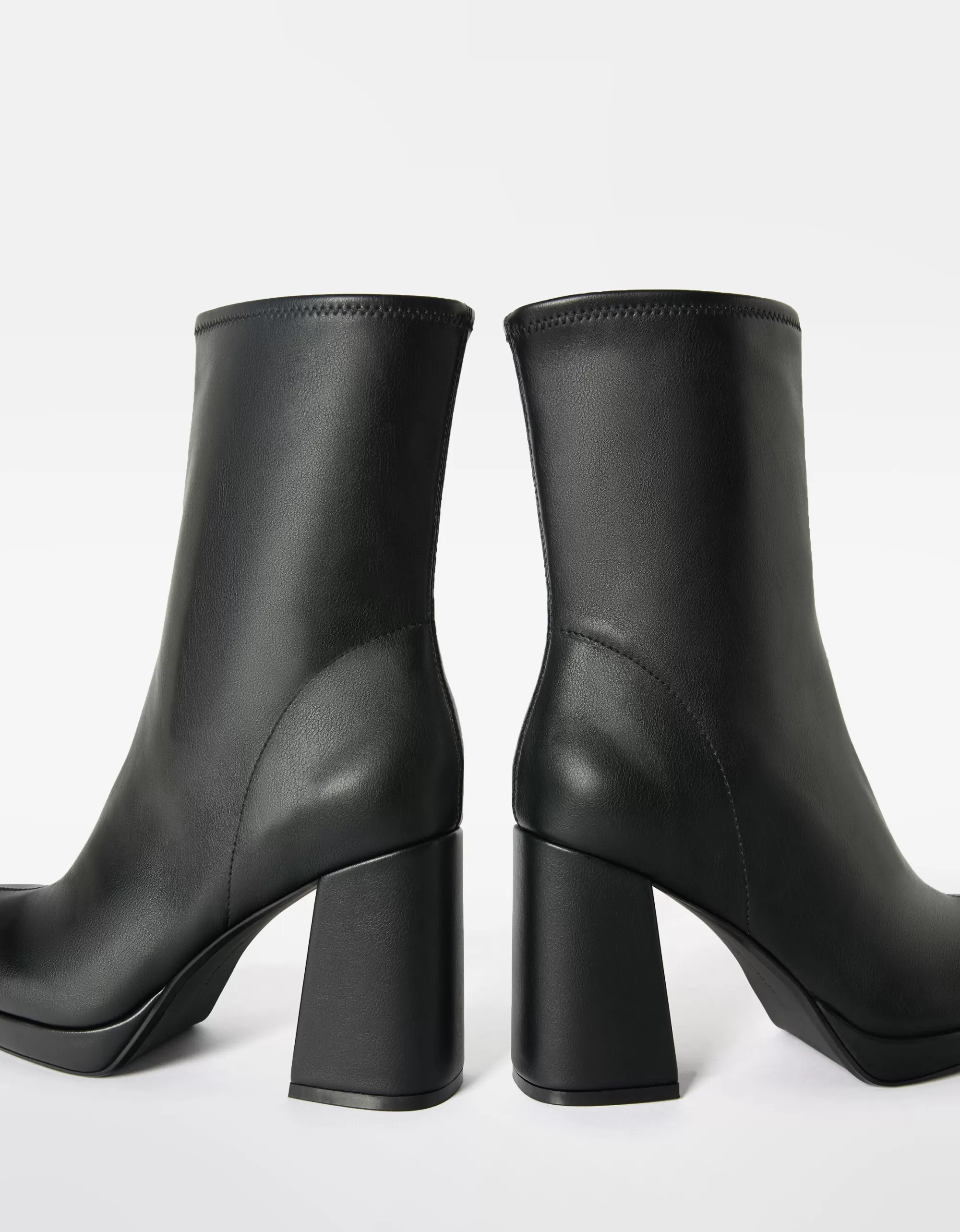 MUJER BERSHKA Botines tacón mini plataforma ajustados