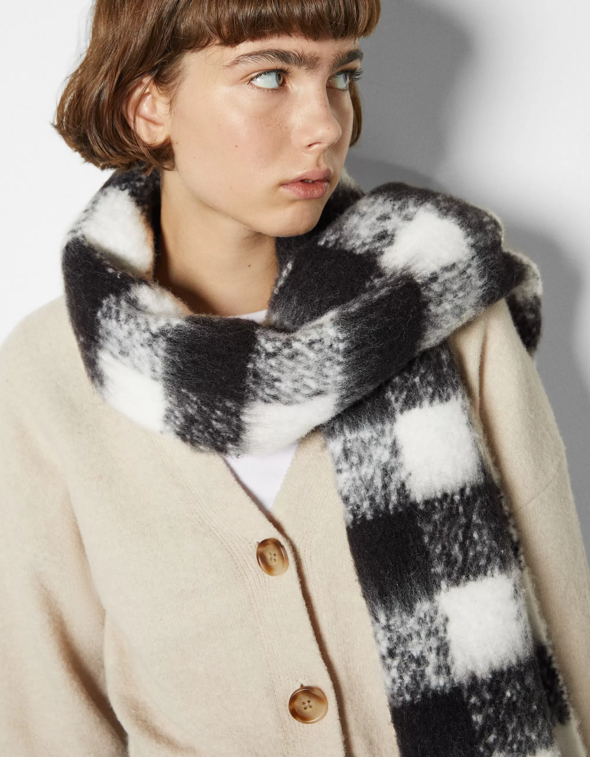 MUJER BERSHKA Bufanda cuadros