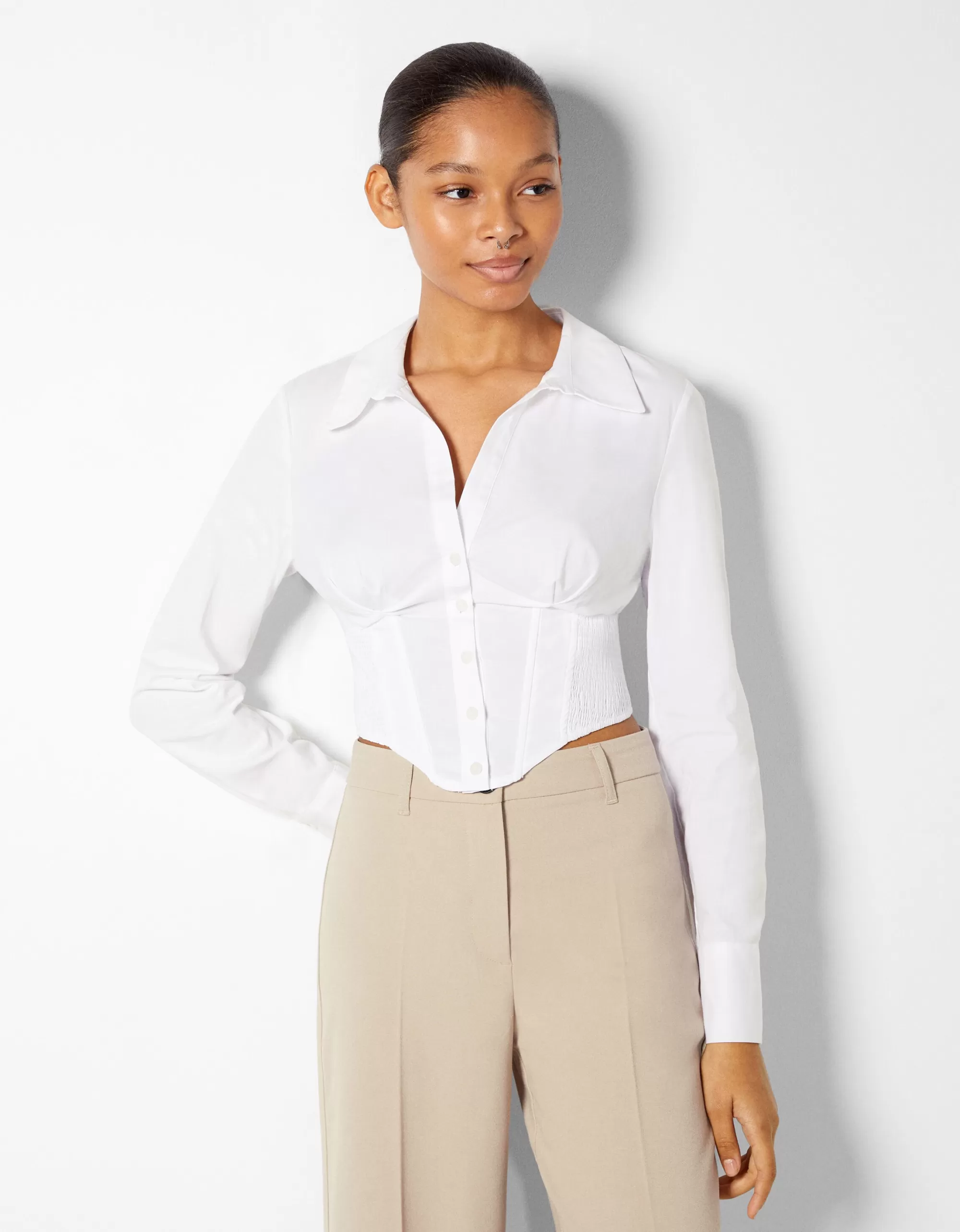 MUJER BERSHKA Camisa corsé manga larga ajustada popelín