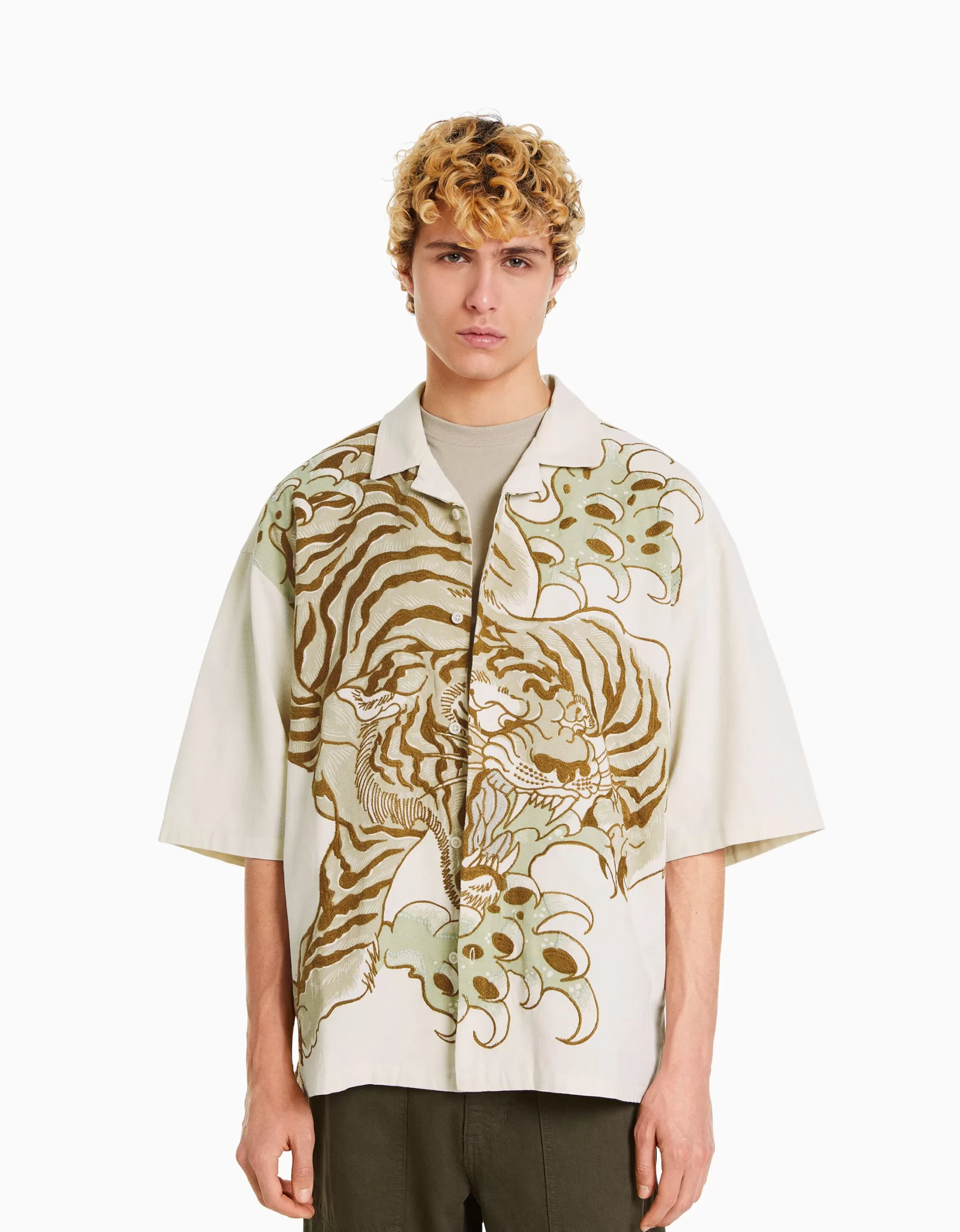 HOMBRE BERSHKA Camisa manga corta bordado tigre