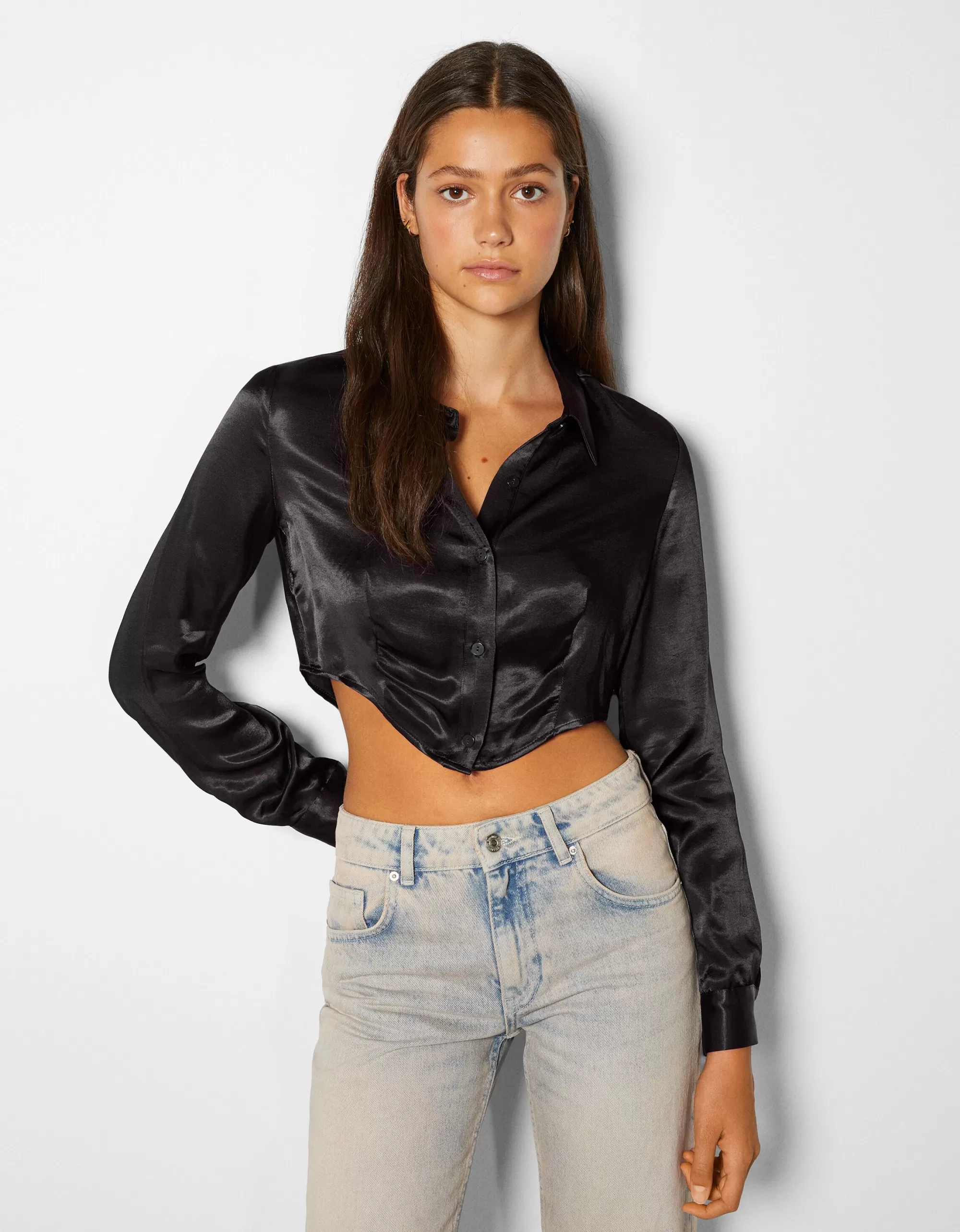 MUJER BERSHKA Camisa manga larga cropped satinada ajustada