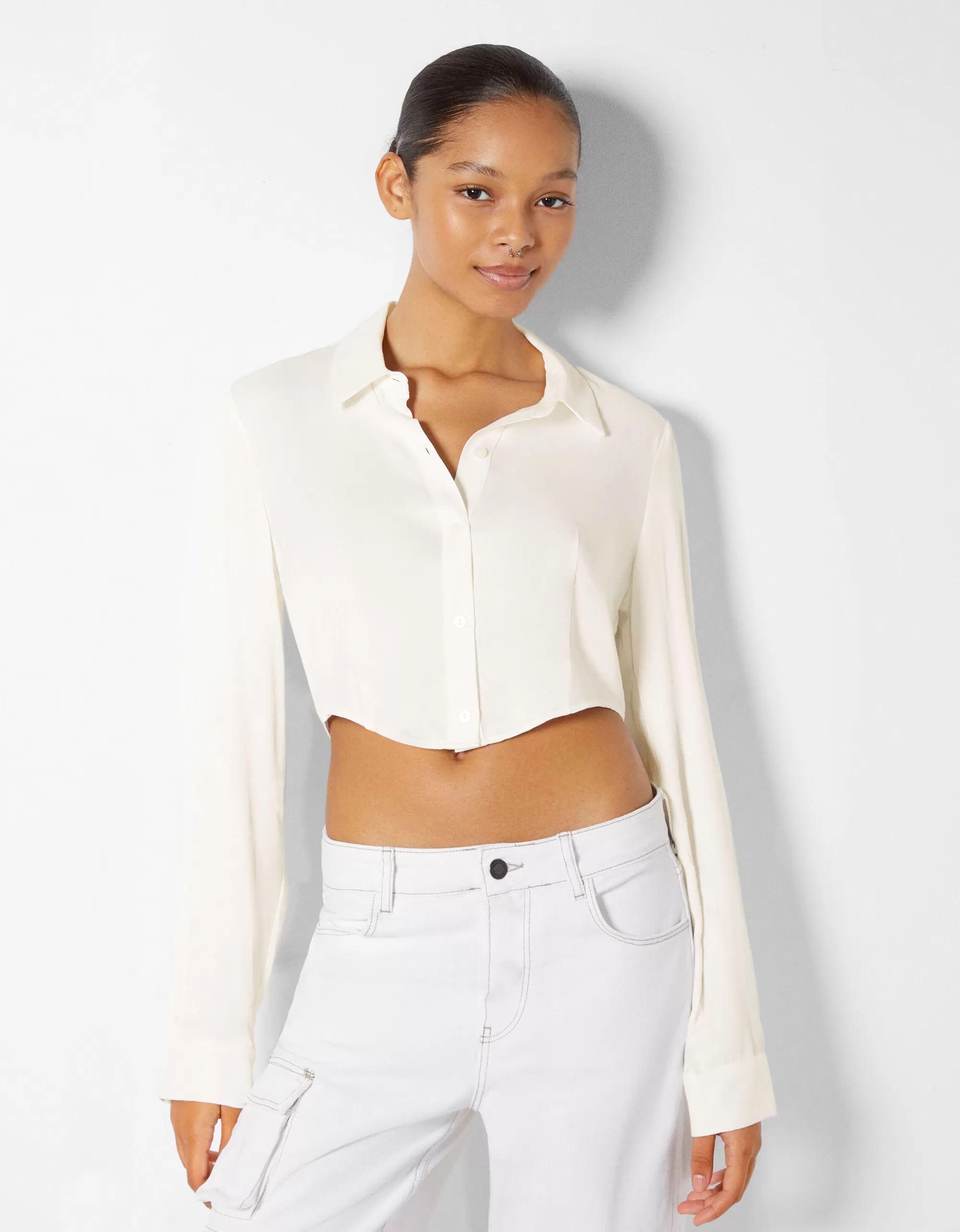 MUJER BERSHKA Camisa manga larga cropped satinada ajustada