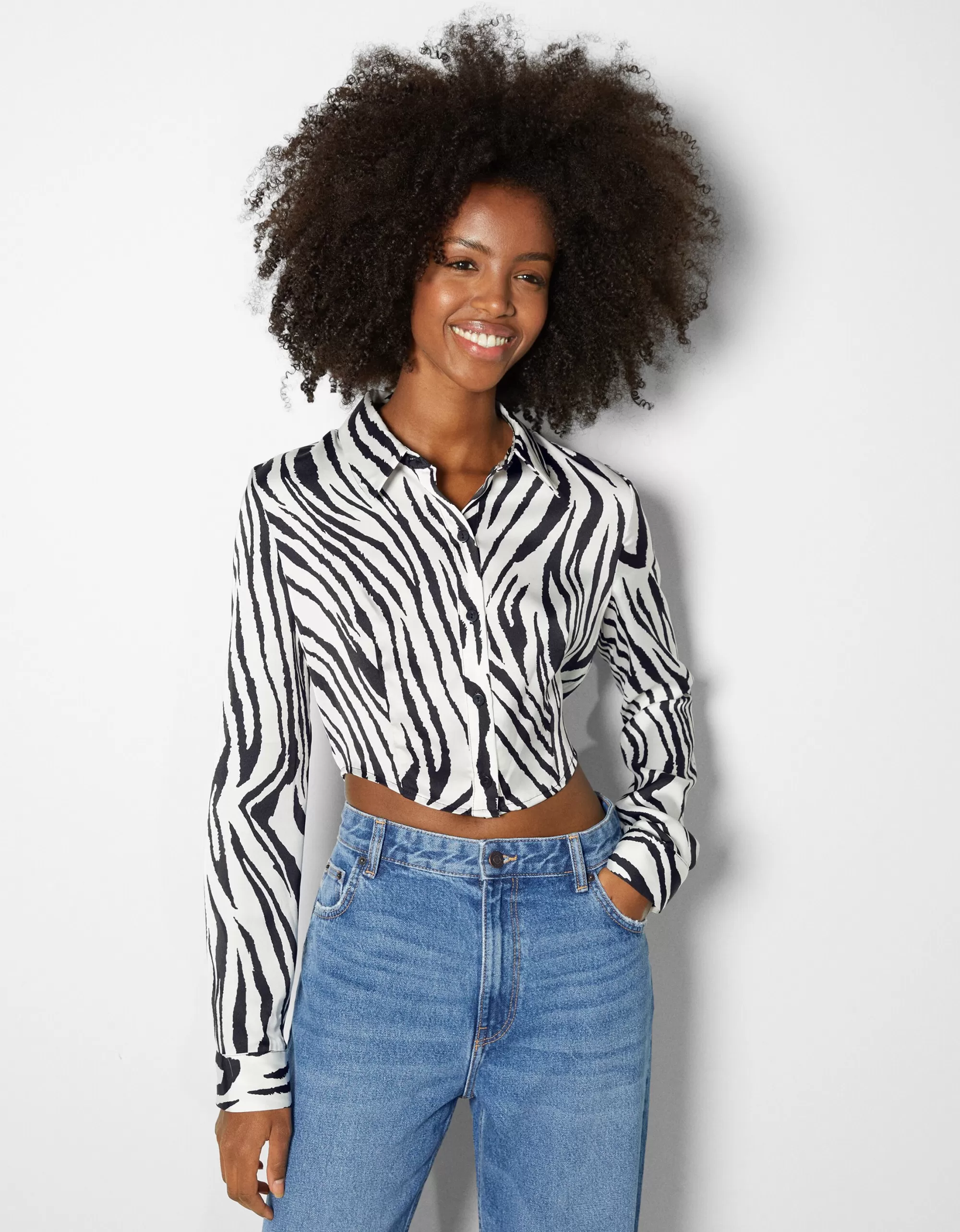 MUJER BERSHKA Camisa manga larga cropped satinada ajustada